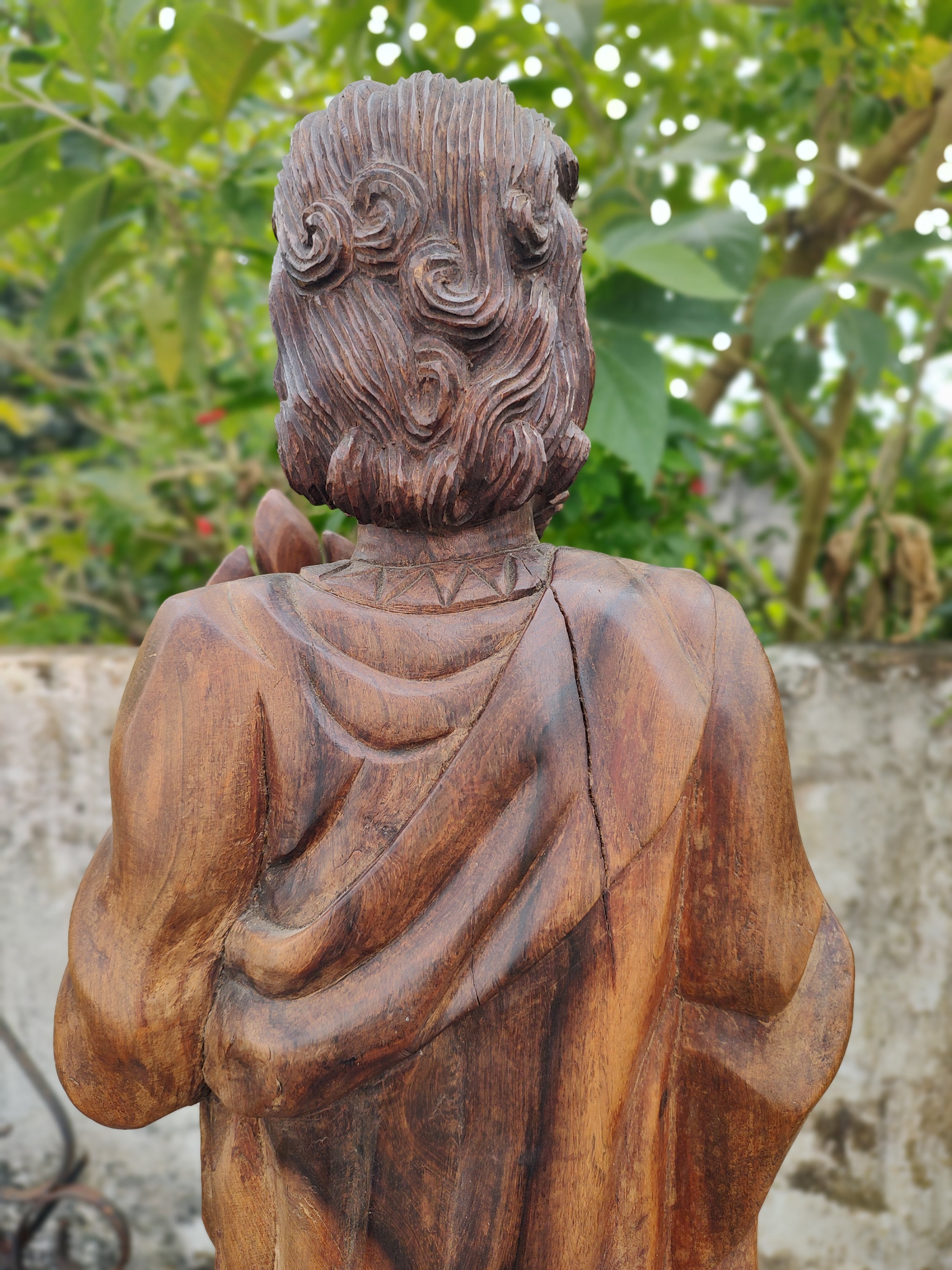 Antiga e grande escultura em madeira maciça de São Judas Tadeu (A-67cm)..
