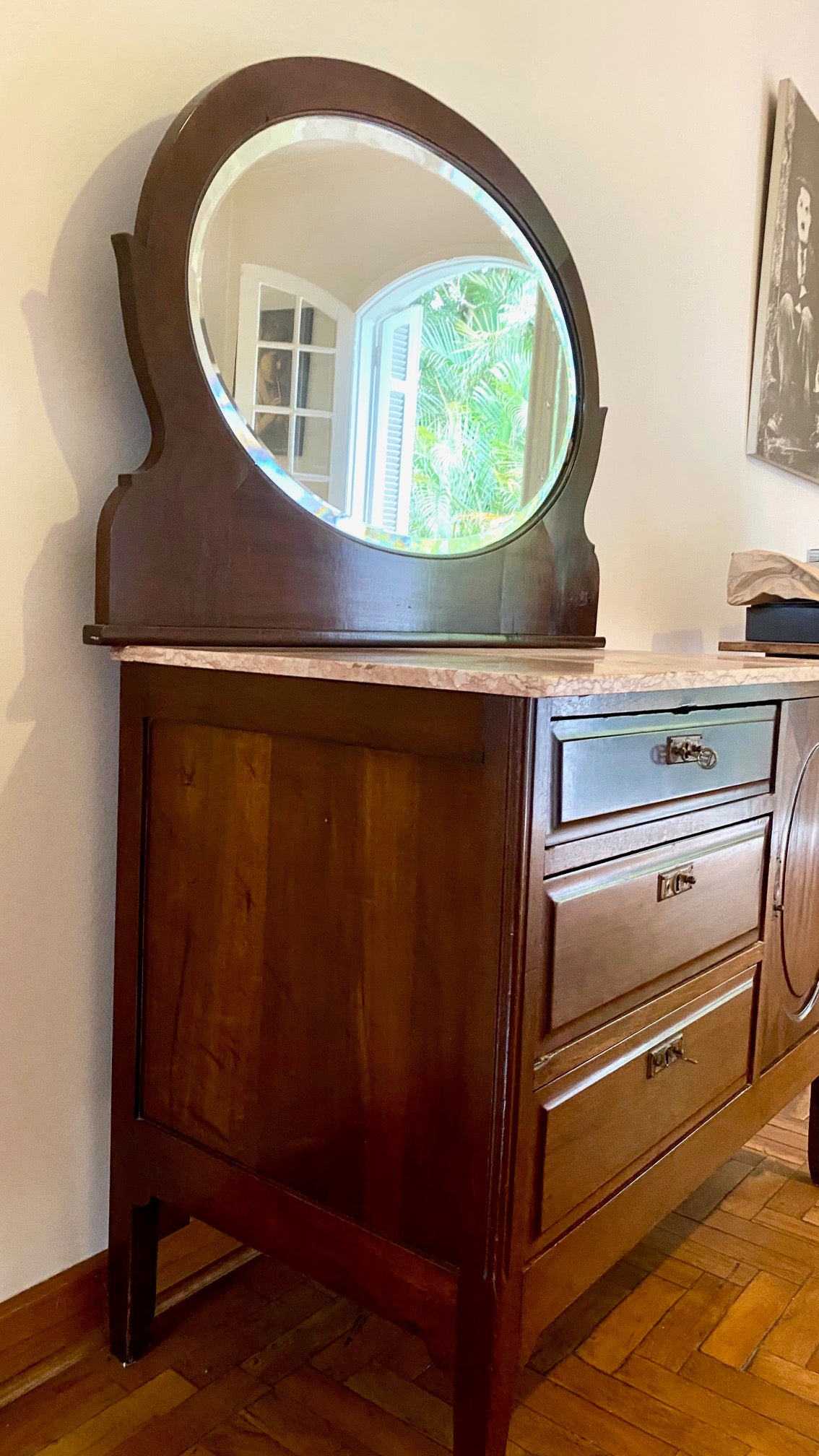 Cômoda Penteadeira antiga estilo Art Decô. Perfeito estado em imbuia maciça, espelho oval bisotê e puxadores em latão originais. 