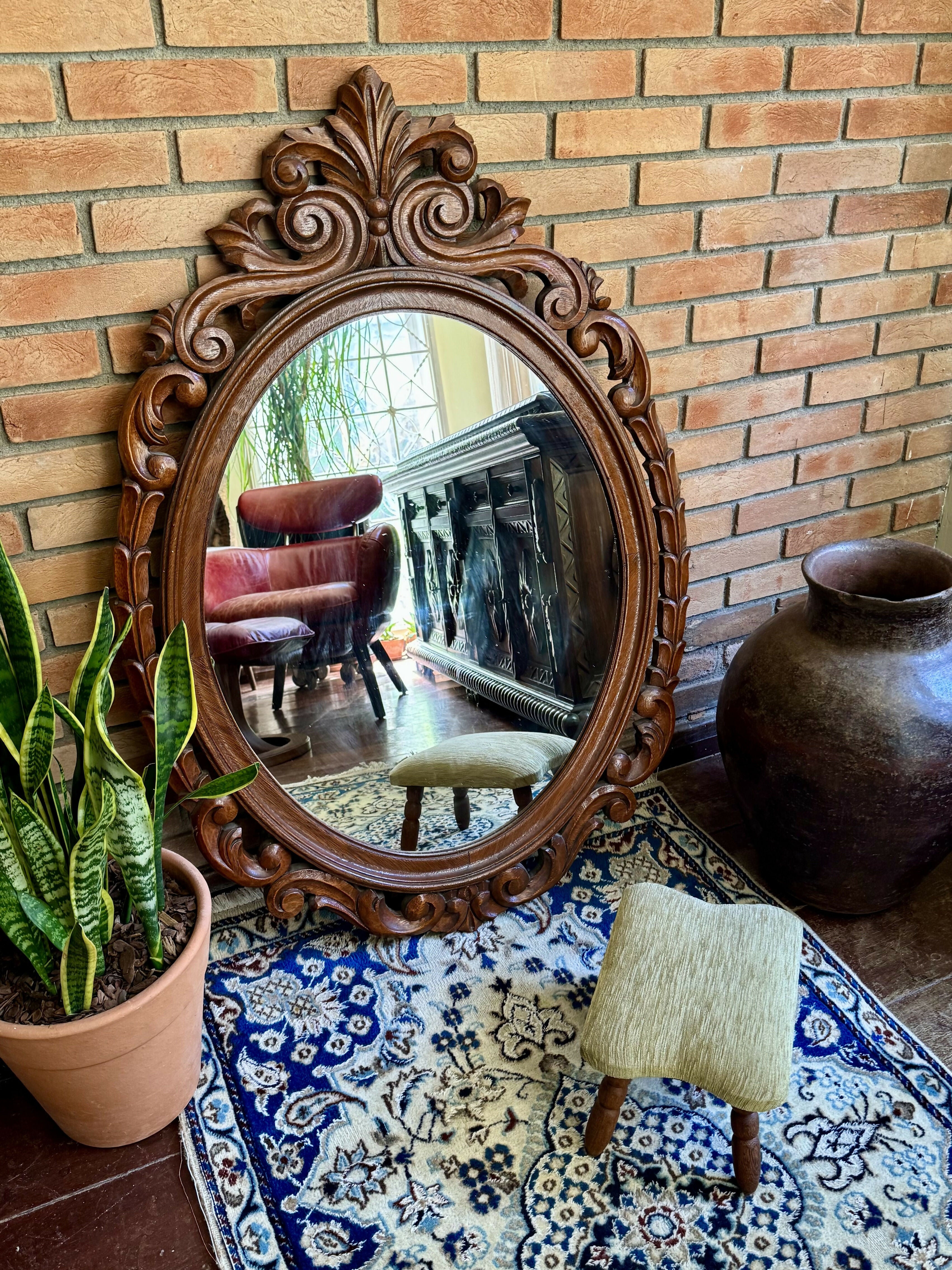 Espelho Oval esculpido em madeira nobre