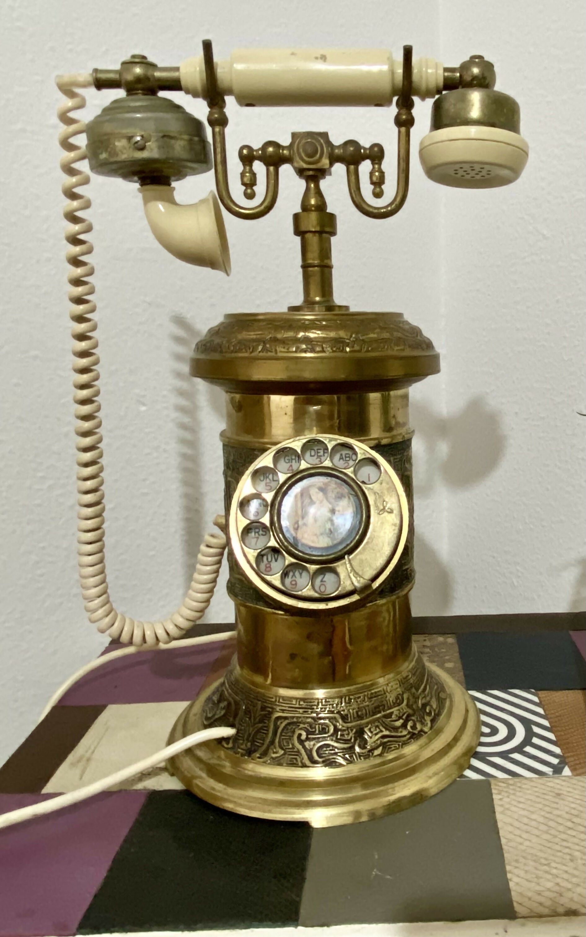 Telefone dourado antigo