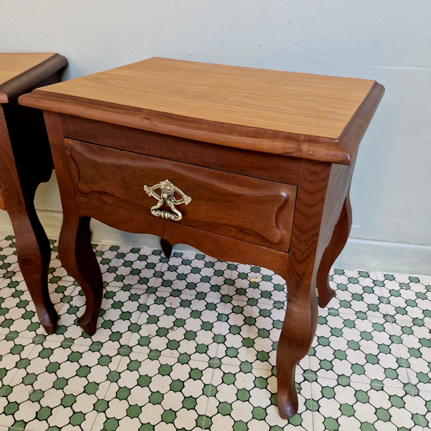 Par de Mesinha de cabeceira provençal com gaveta 