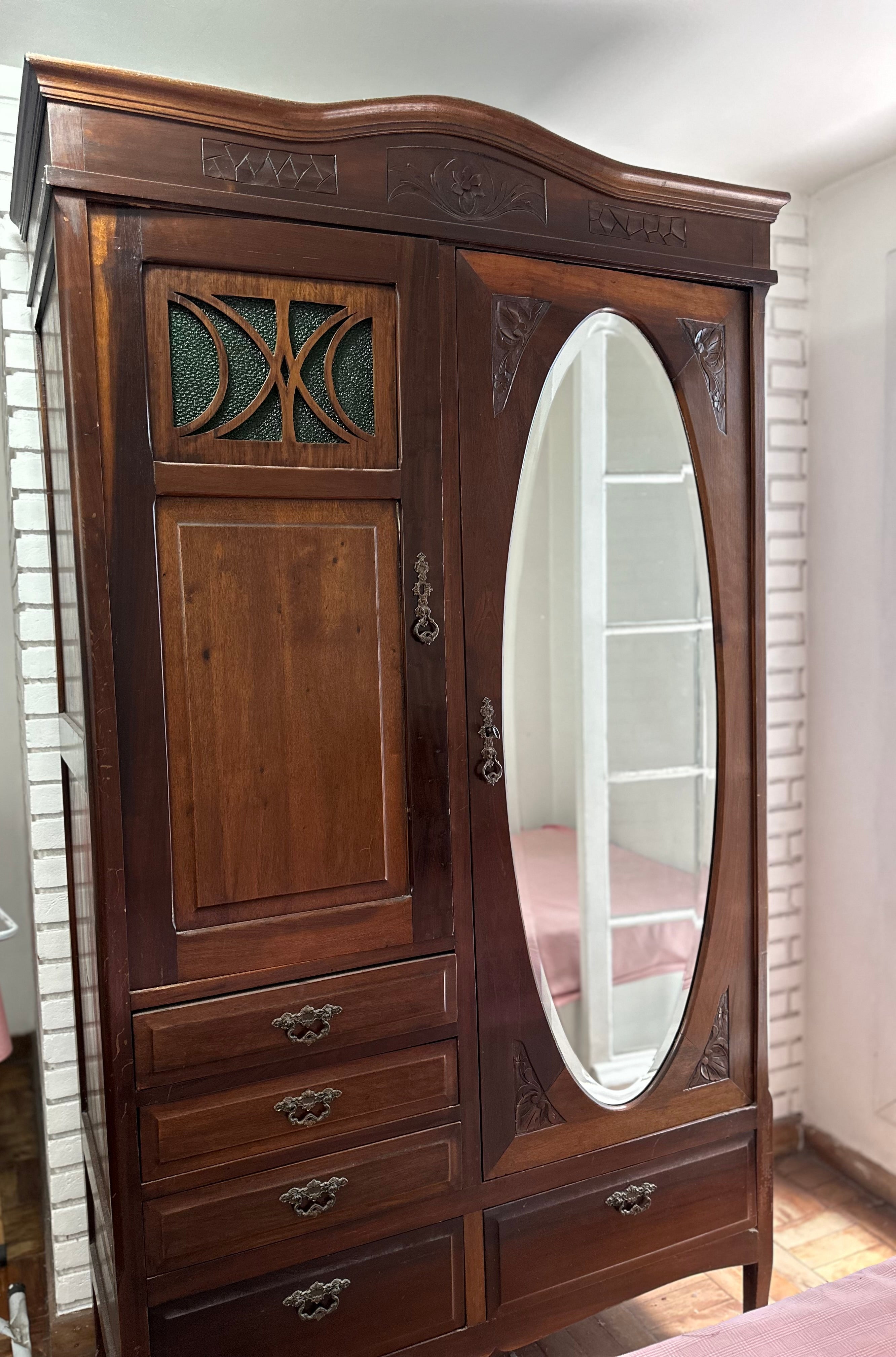 Imponente guarda-roupa em madeira Imbuia estilo Art Deco com espelho oval 