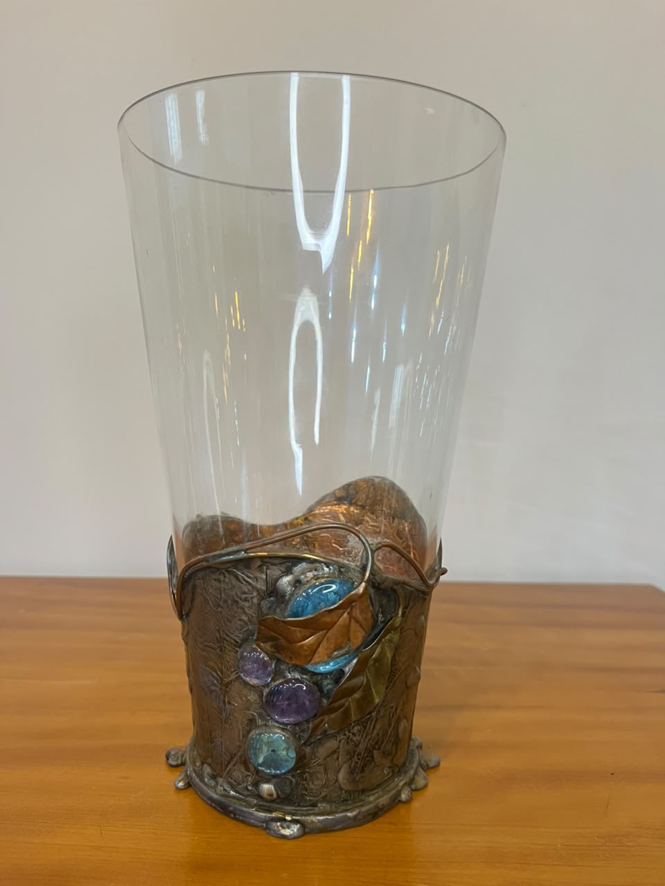 Vaso Decorativo em Vidro com Base Artesanal em Metal e pedras 