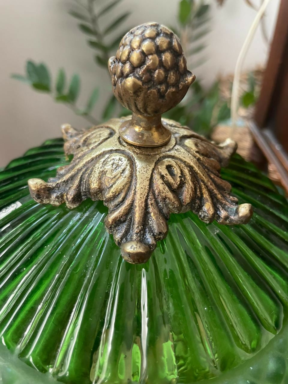 Grande abajur em bronze com cúpula em cristal verde (73cm)