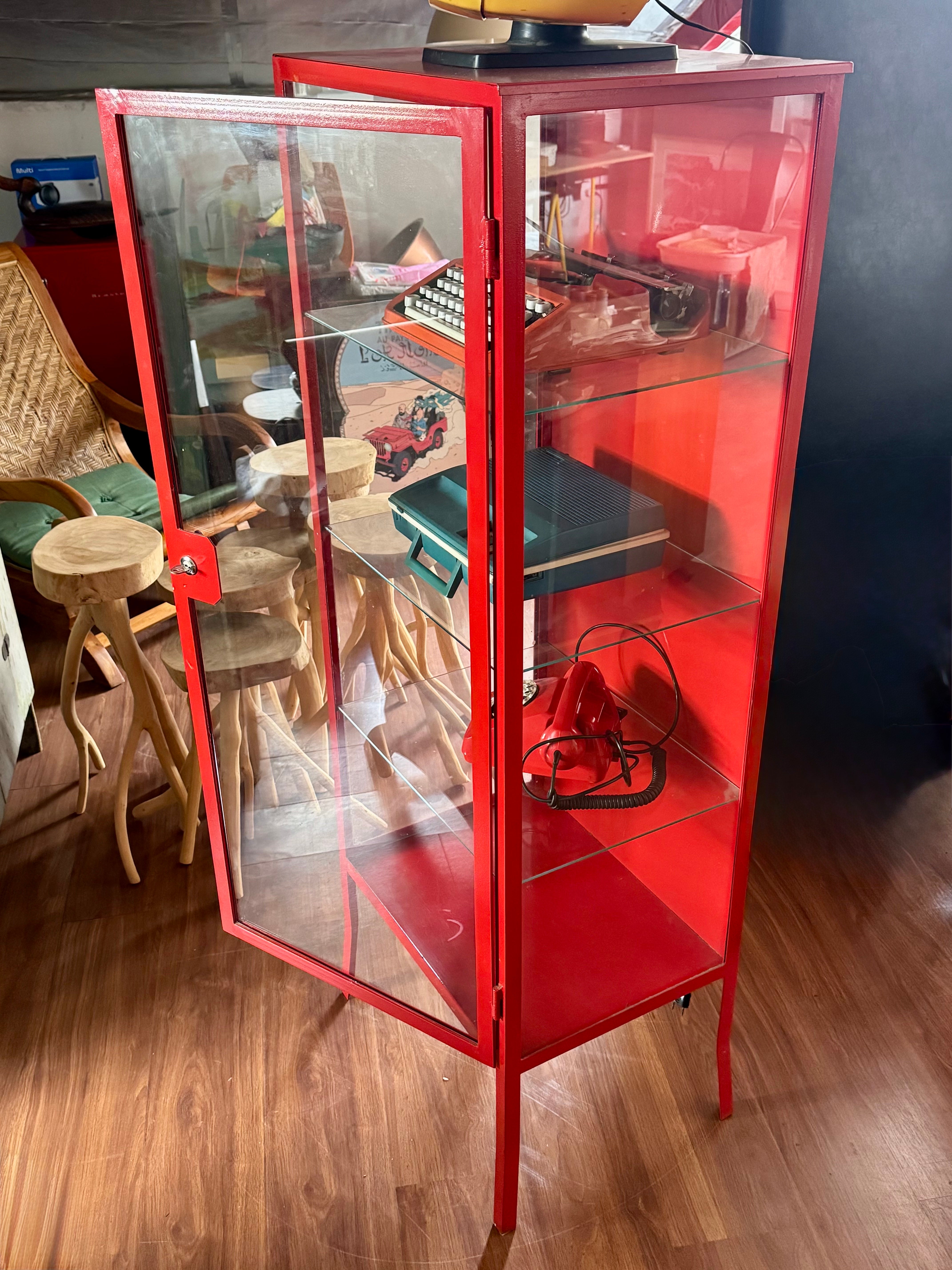 Armário-vitrine antigo vermelho estilo farmacinha