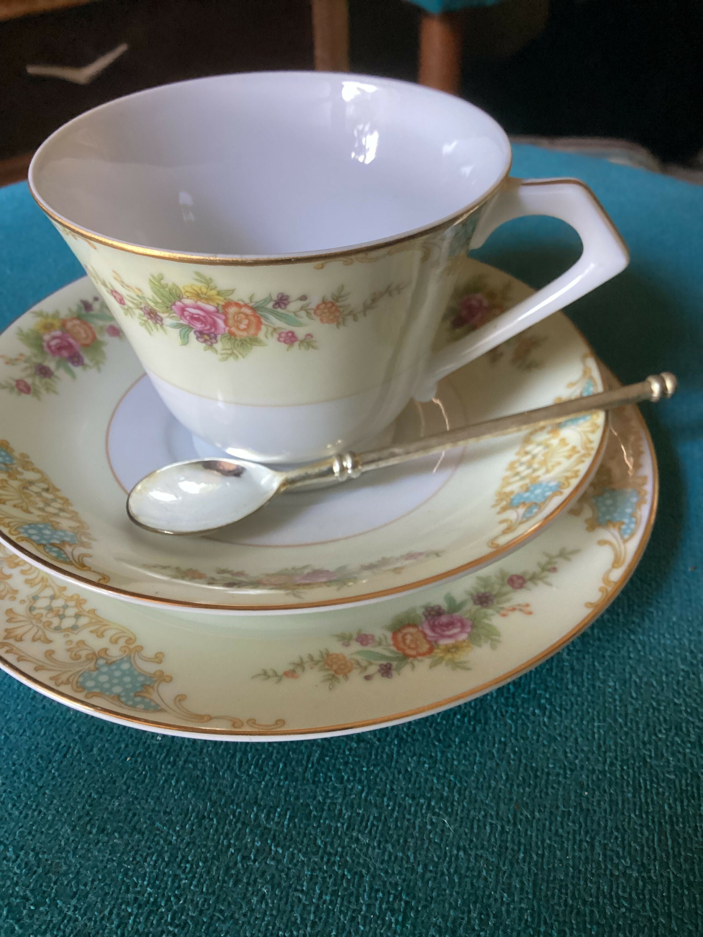 Mesa posta com preciosos e delicados trios de chá