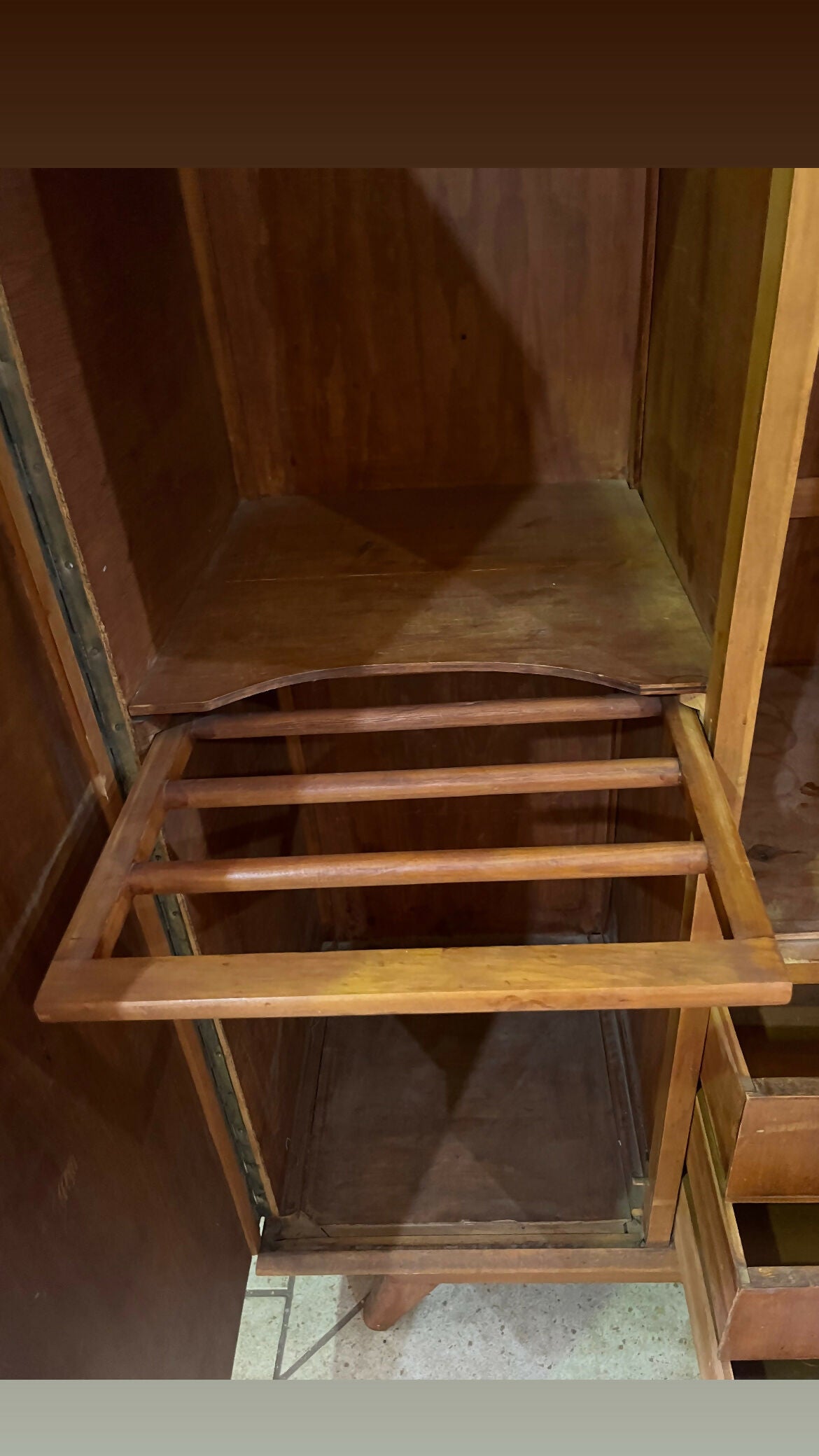 GUARDA ROUPAS ANOS 50 pés palito (temos a penteadeira também)