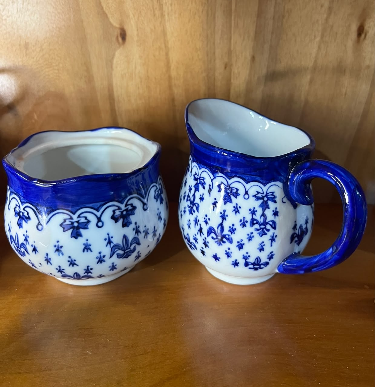 Leiteira e açucareiro em porcelana azul e branca — conjunto com 2 peças