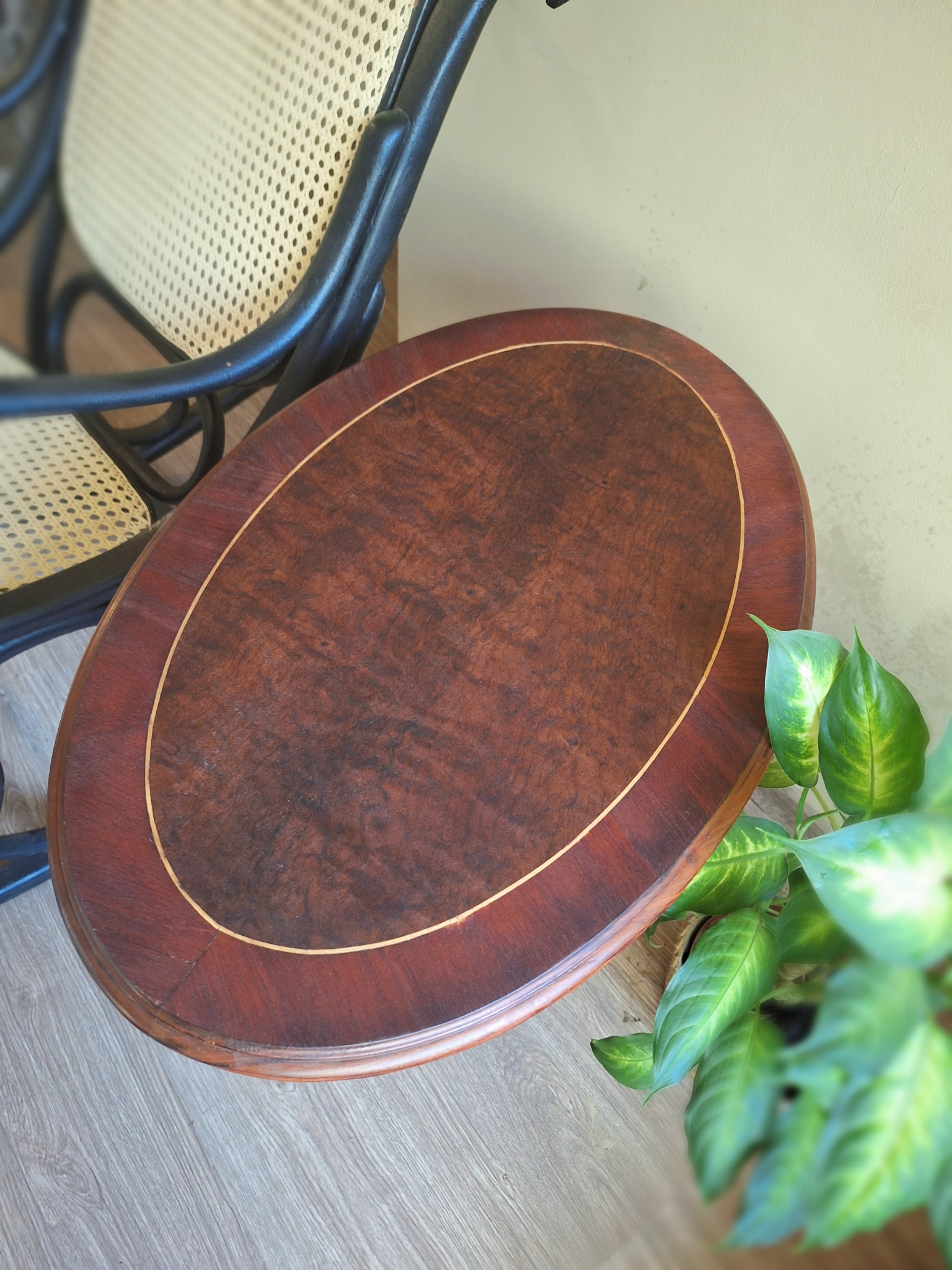 Mesa lateral com tampo oval em rádica e marchetaria