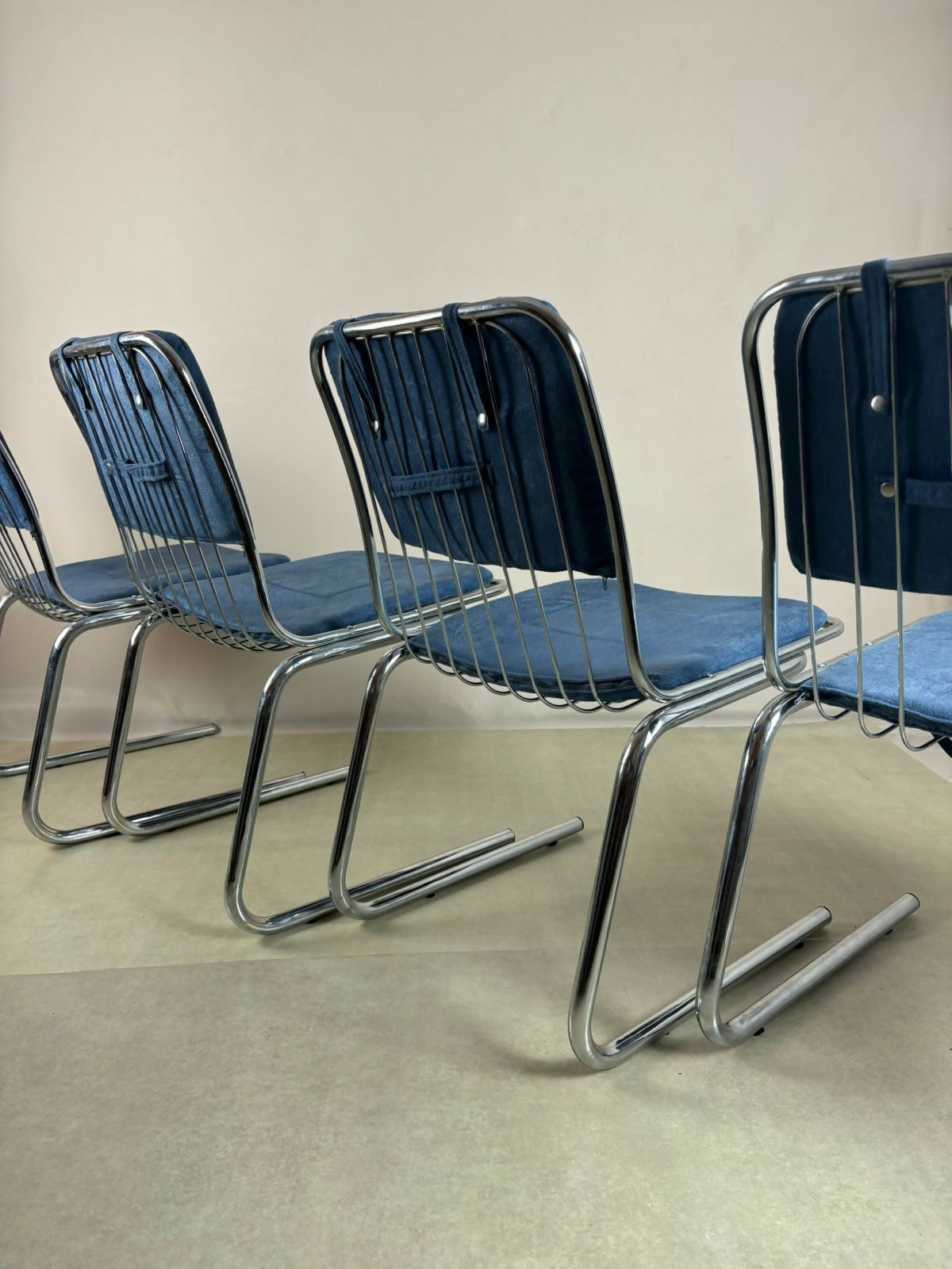 cadeira cromada Pozza 70’s em tecido aveludado azul (unitária)