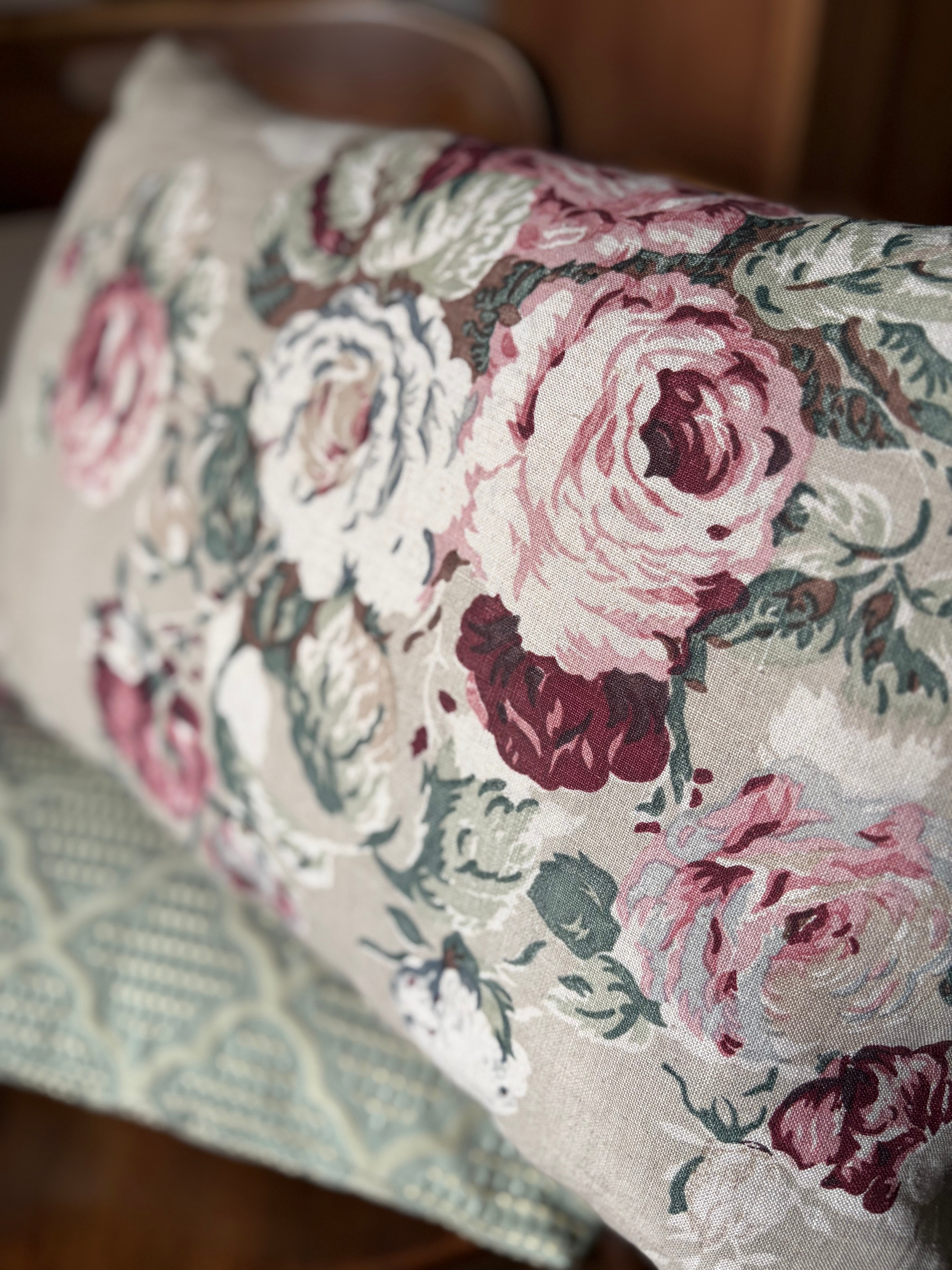 Almofada retangular de linho estampado de flores
