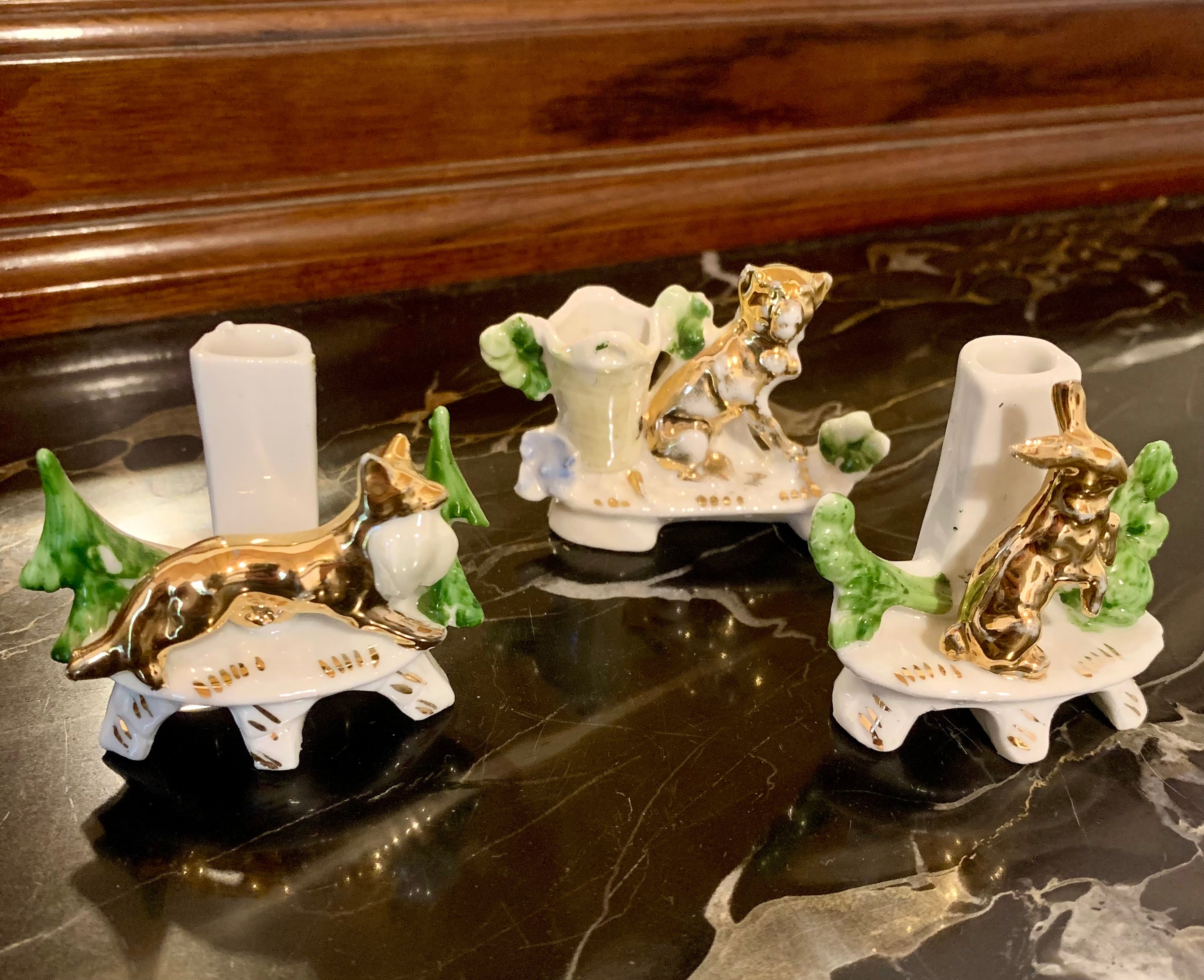 Lindas estatuetas / bibelots / castiçais / vasinhos em porcelana alemã retratando animais em dourado e verde 