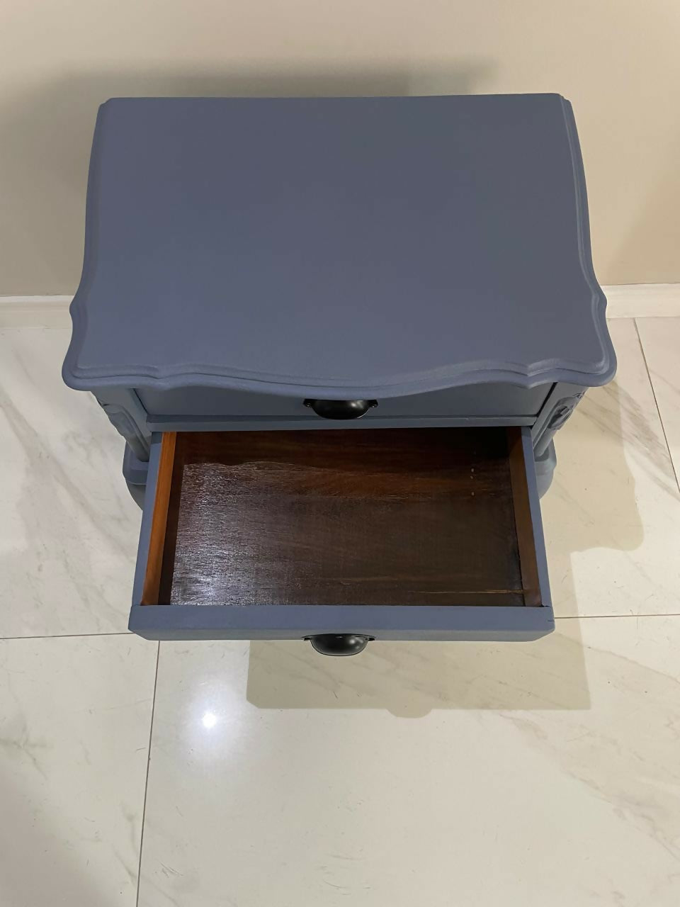 Mesa de cabeceira em madeira na cor azul, chippendale.