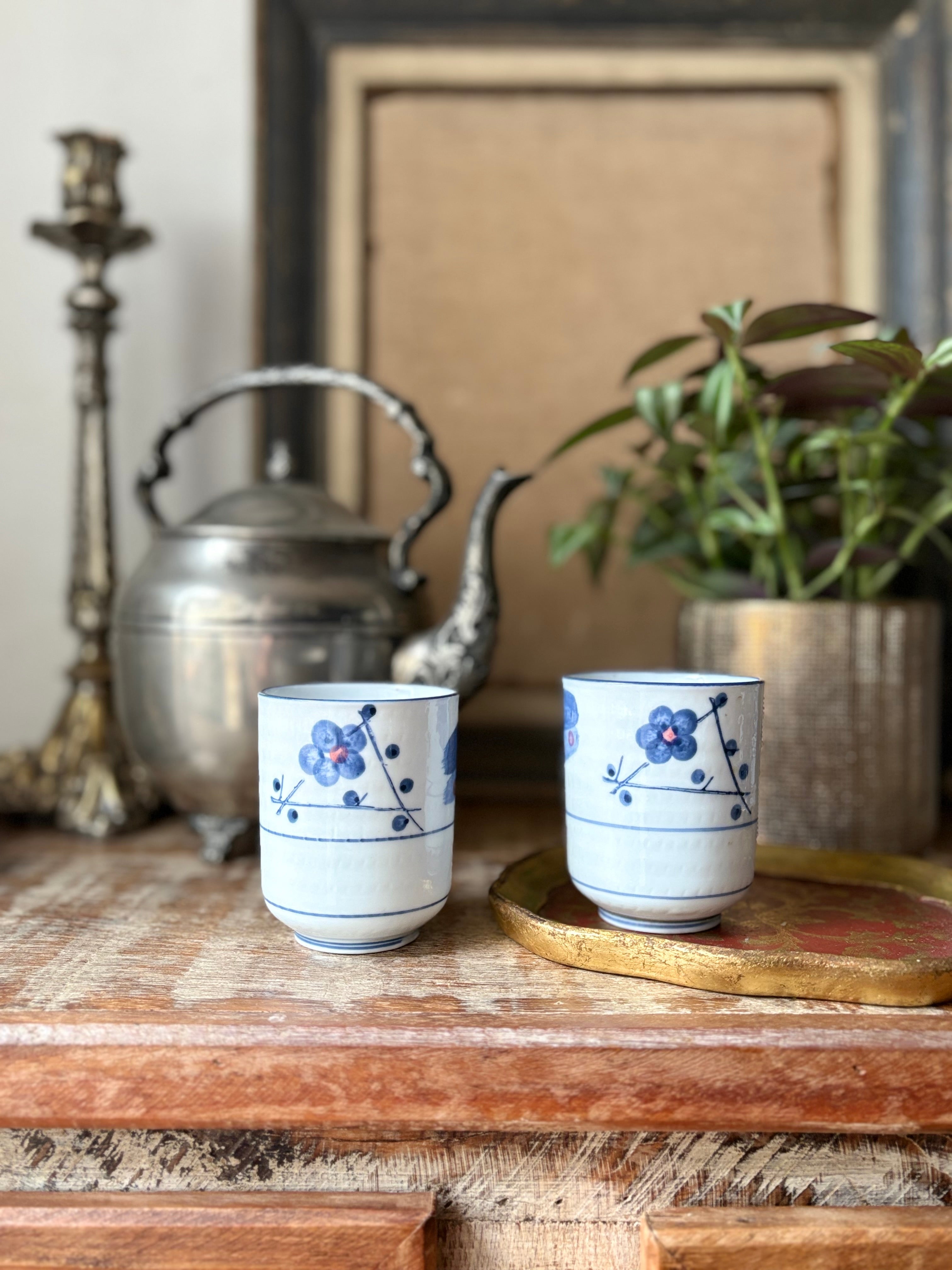 Par de canecas de chá japonesas em porcelana azul e branco 