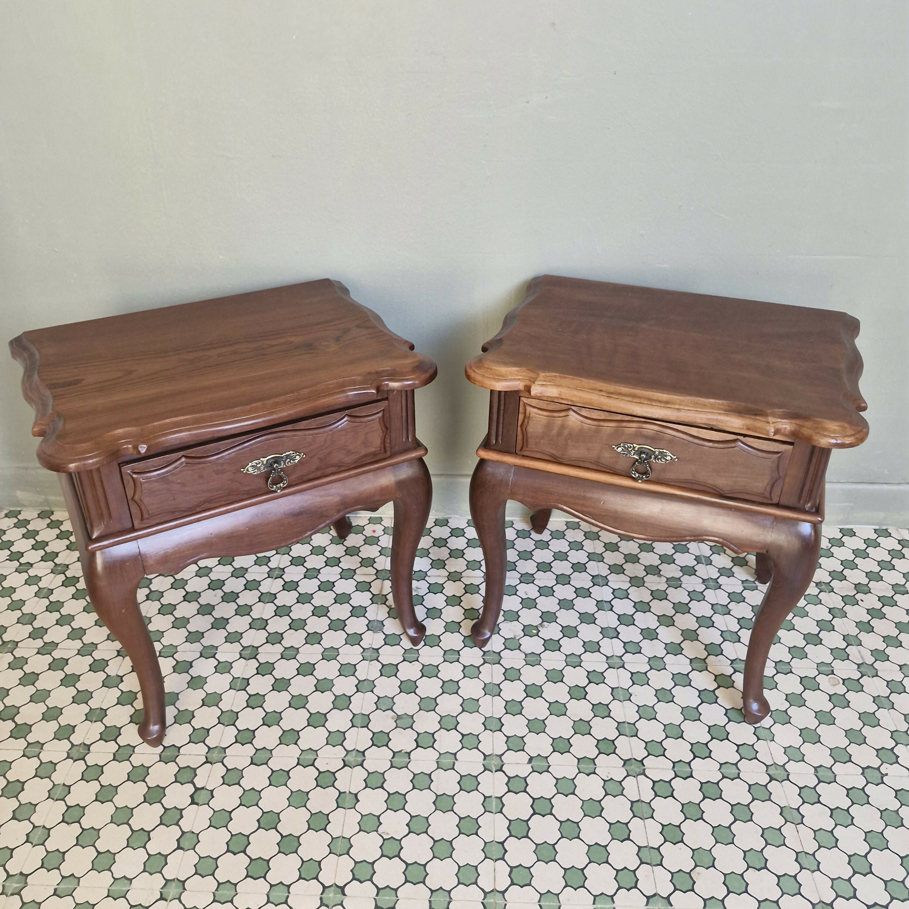 Par de Mesas de Cabeceira Provençal