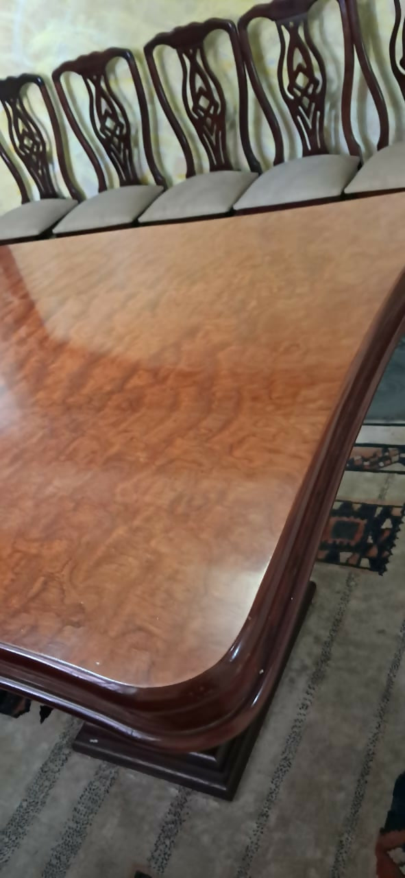 Mesa de jantar em madeira maciça (8 lugares)