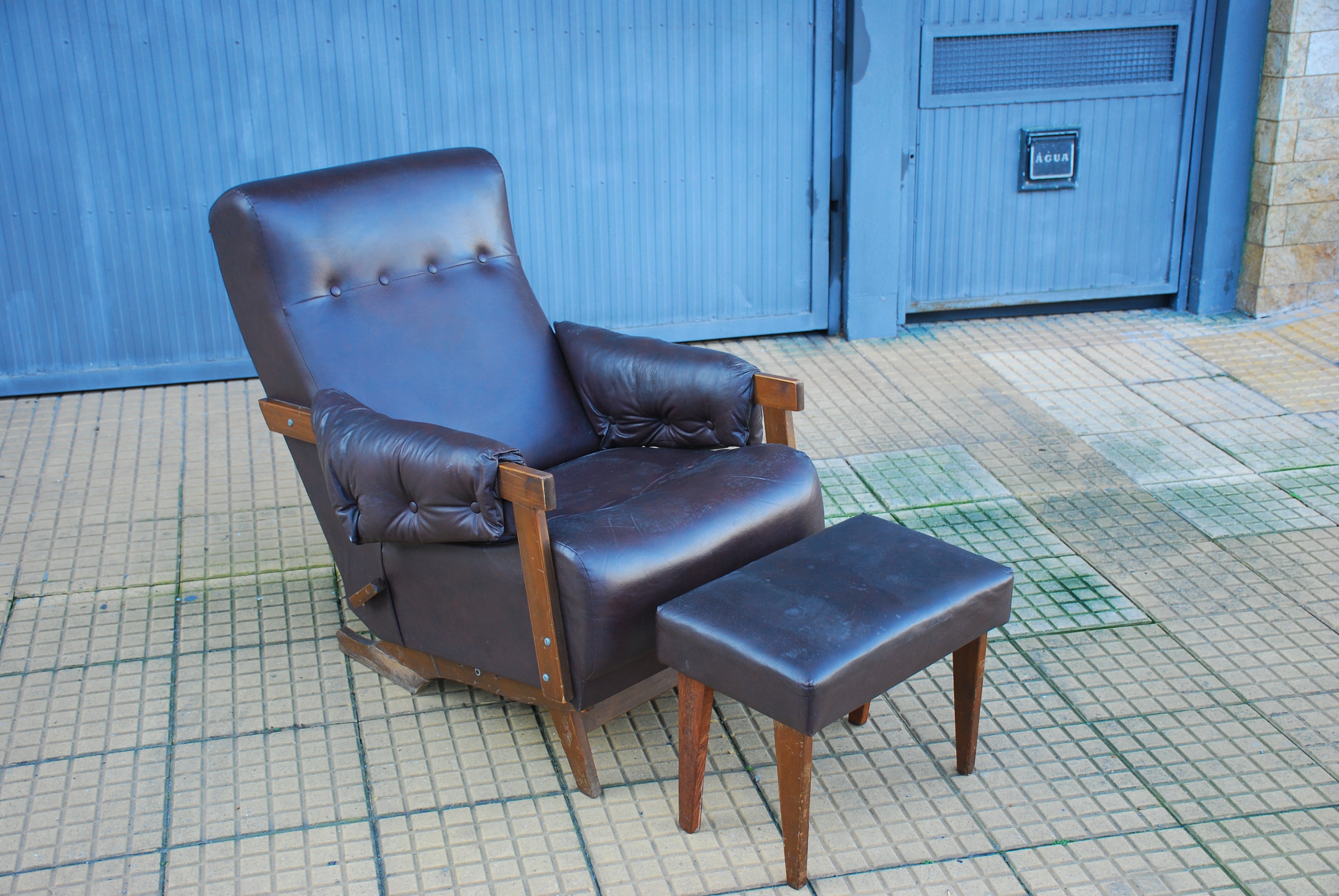 Poltrona de balanço com banqueta anos 50 em courvin marrom 