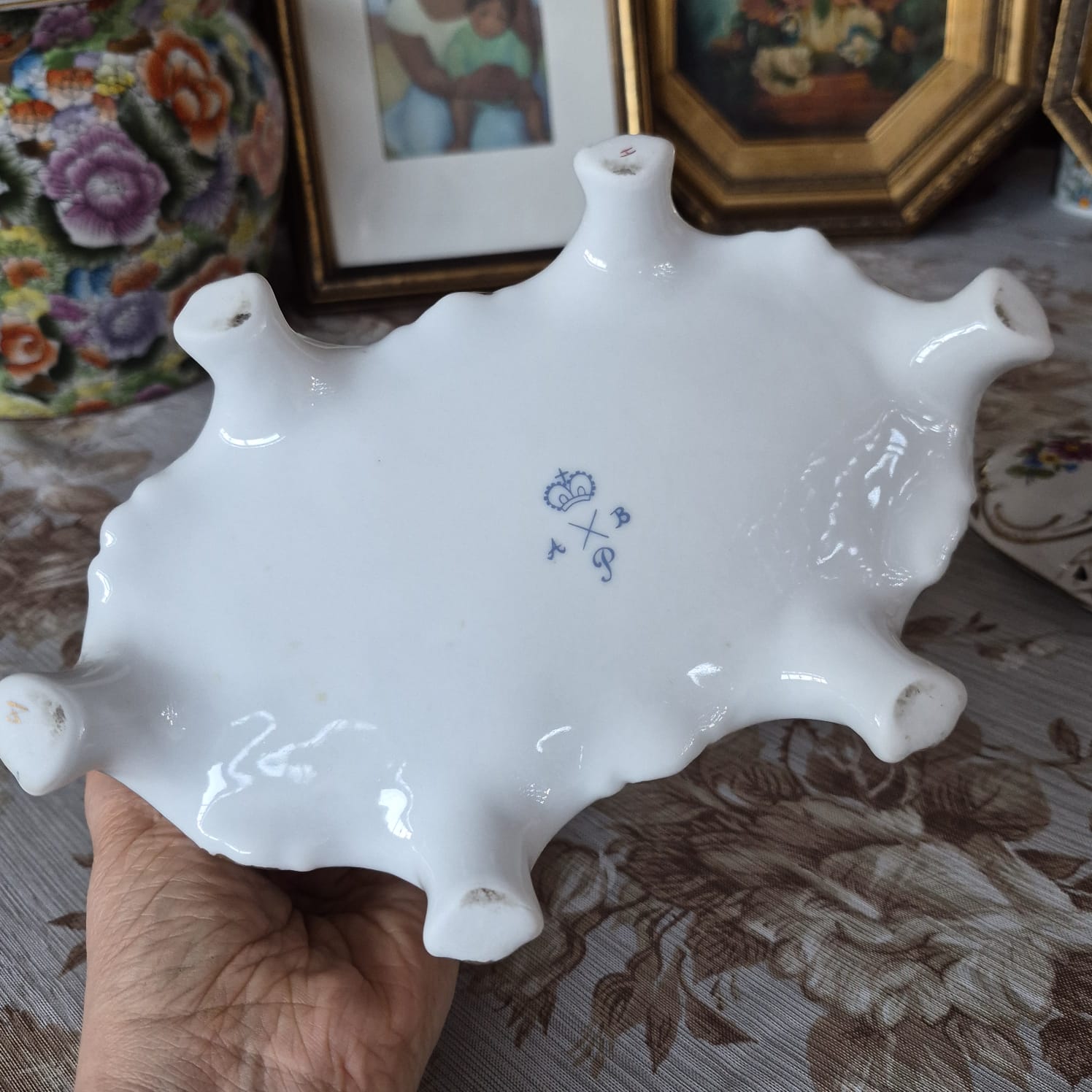  Lindíssima e grande bomboniére em porcelana europeia,  estilo Dresden/Capodimonte.  Em perfeito estado,  mínimo bicado na flor da pega.   Maravilhosa!