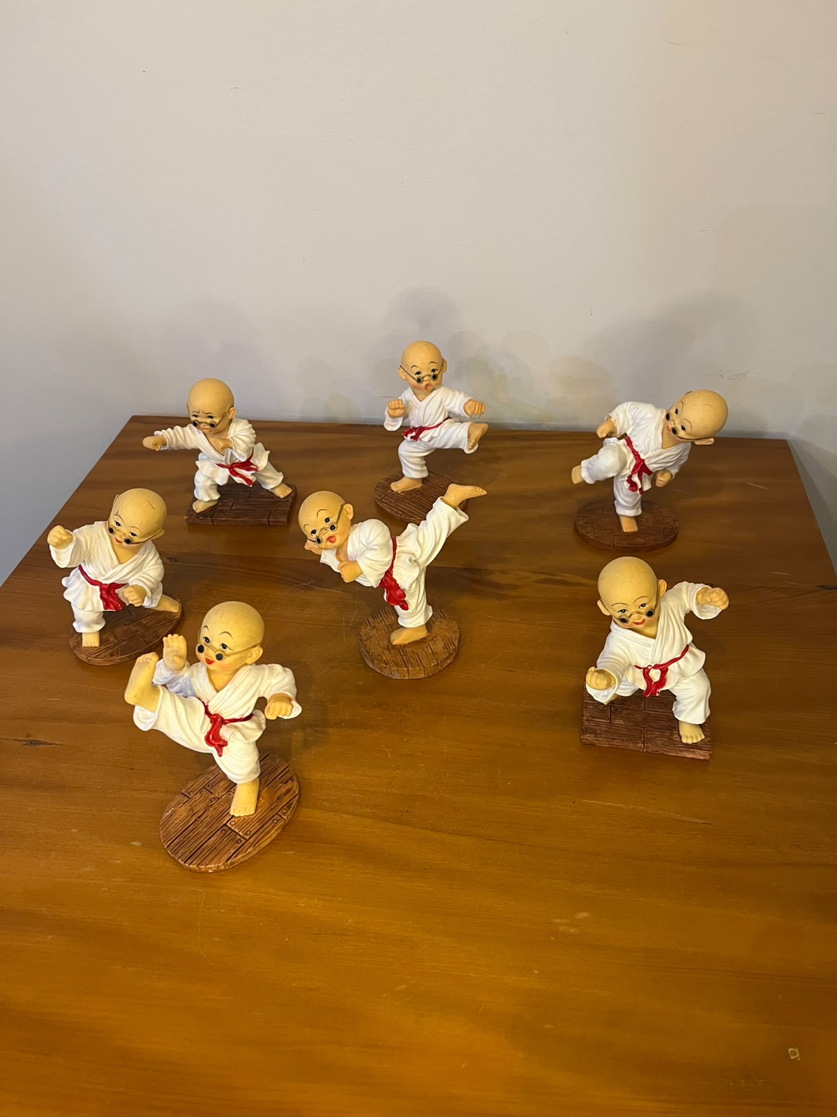 Conjunto com 7 mini esculturas de monges artistas marciais | 10 cm