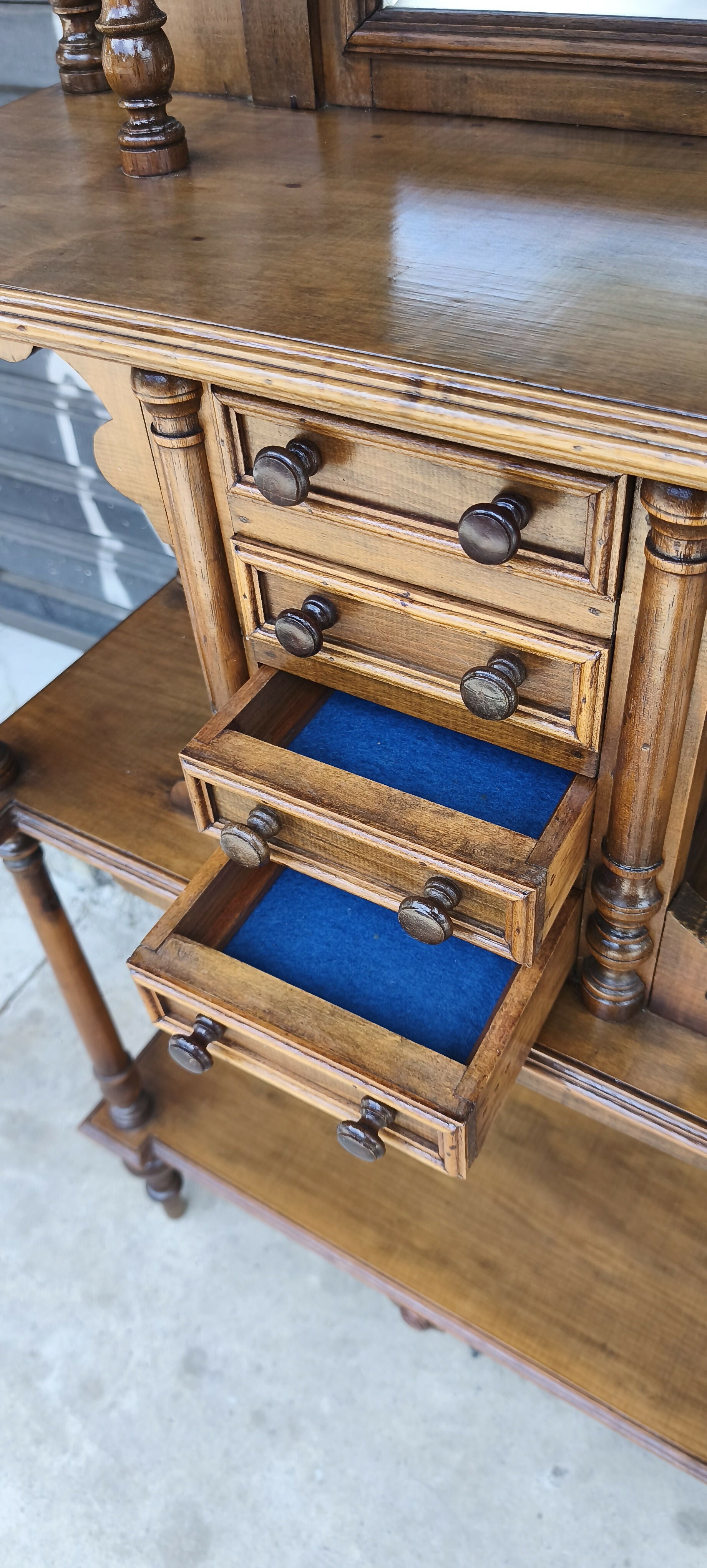 Porta Bibelô Império em madeira nobre e espelho bisotado