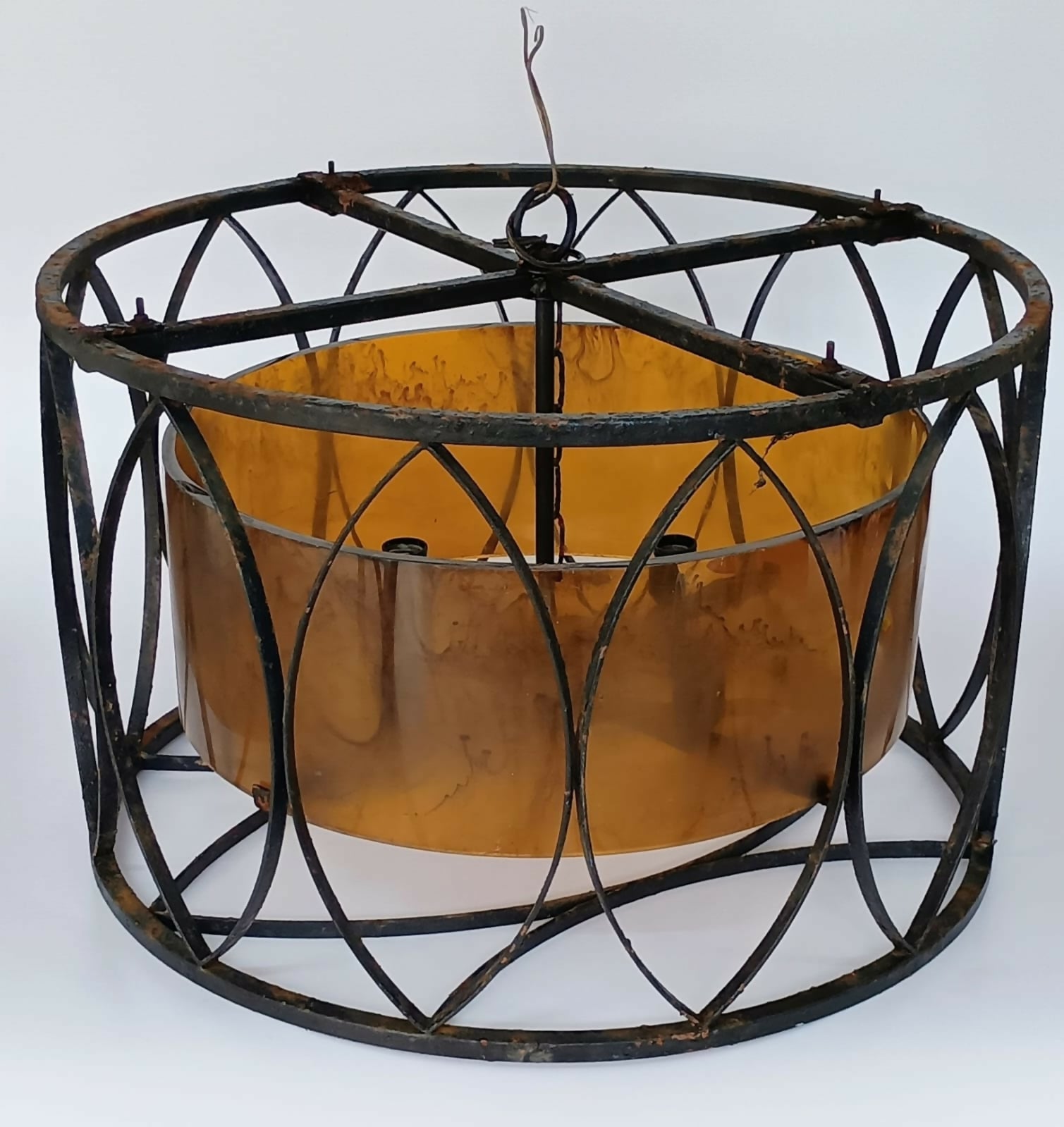 Lustre pendente de grande porte em ferro e resina âmbar