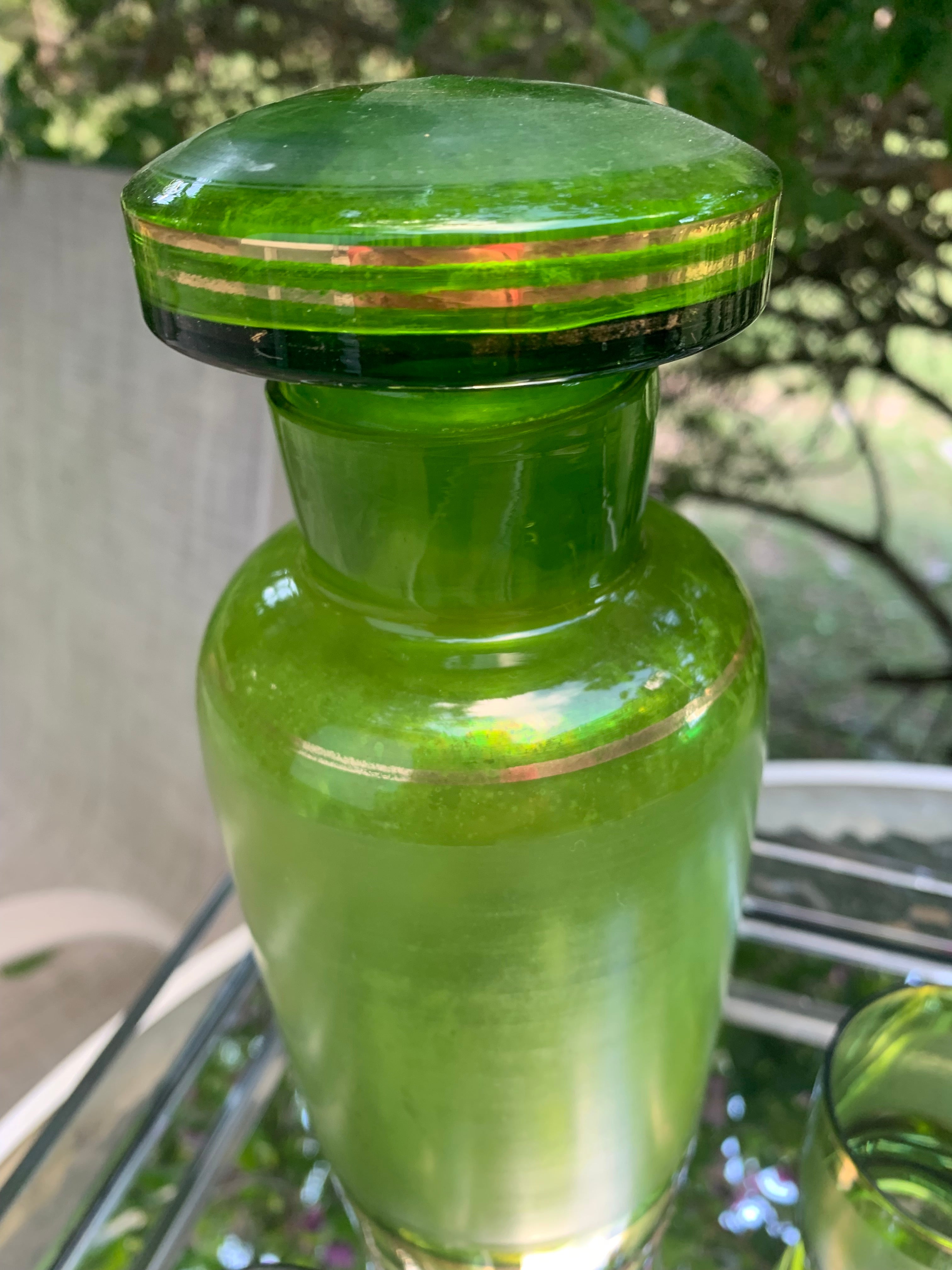 Conjunto de coqueteleira e 5 copinhos em vidro verde década 50 