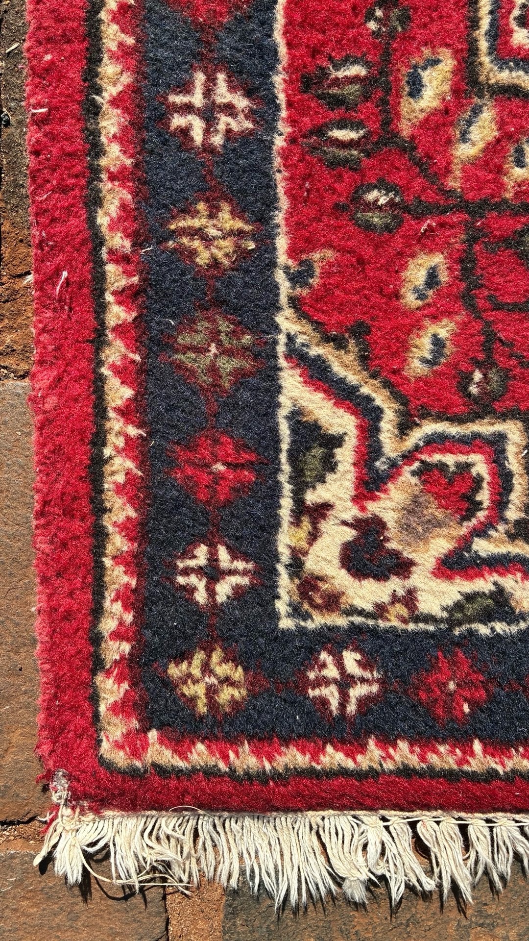 Tapete Persa em lã com fundo vermelho 