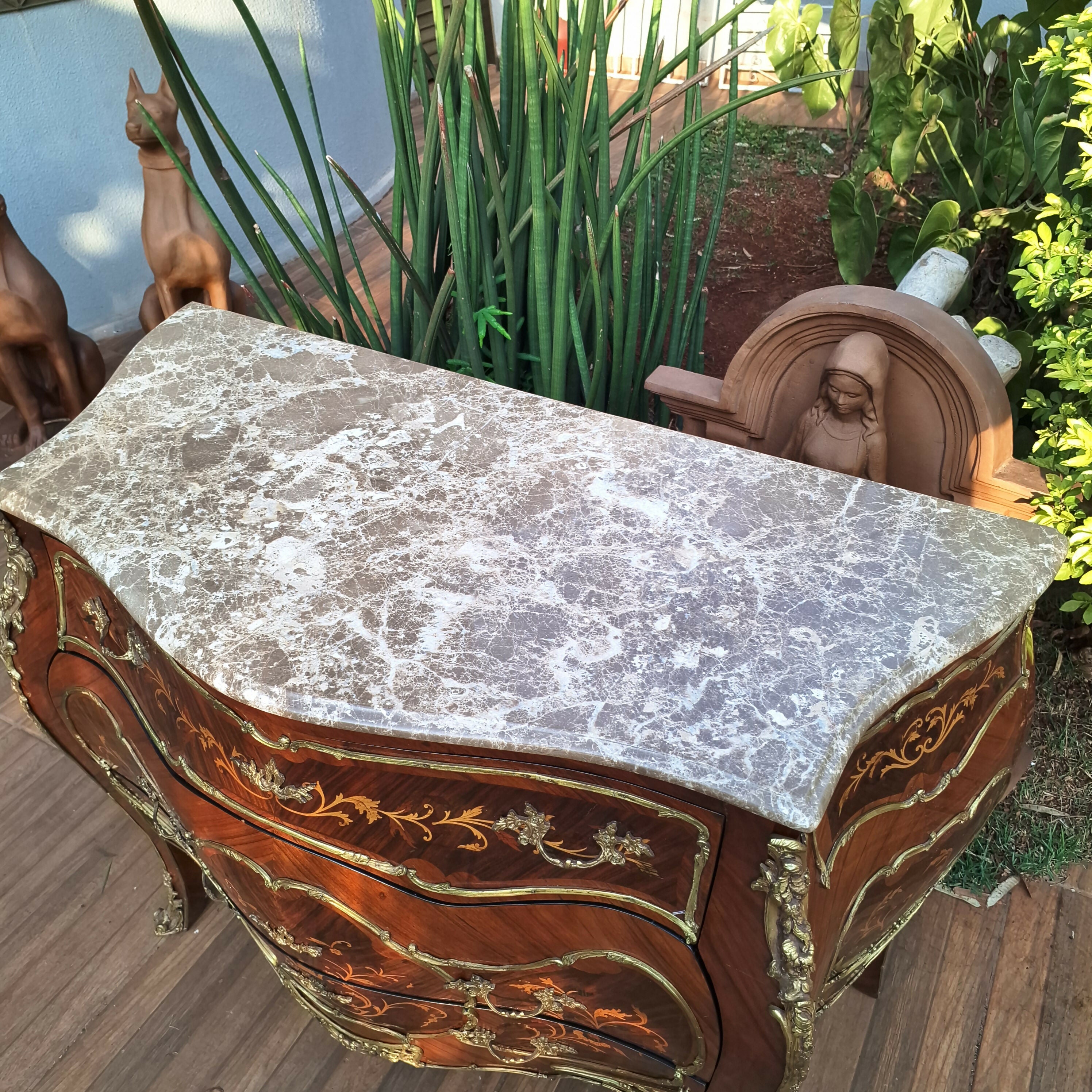 Cômoda Bombê em marchetaria e detalhes em bronze