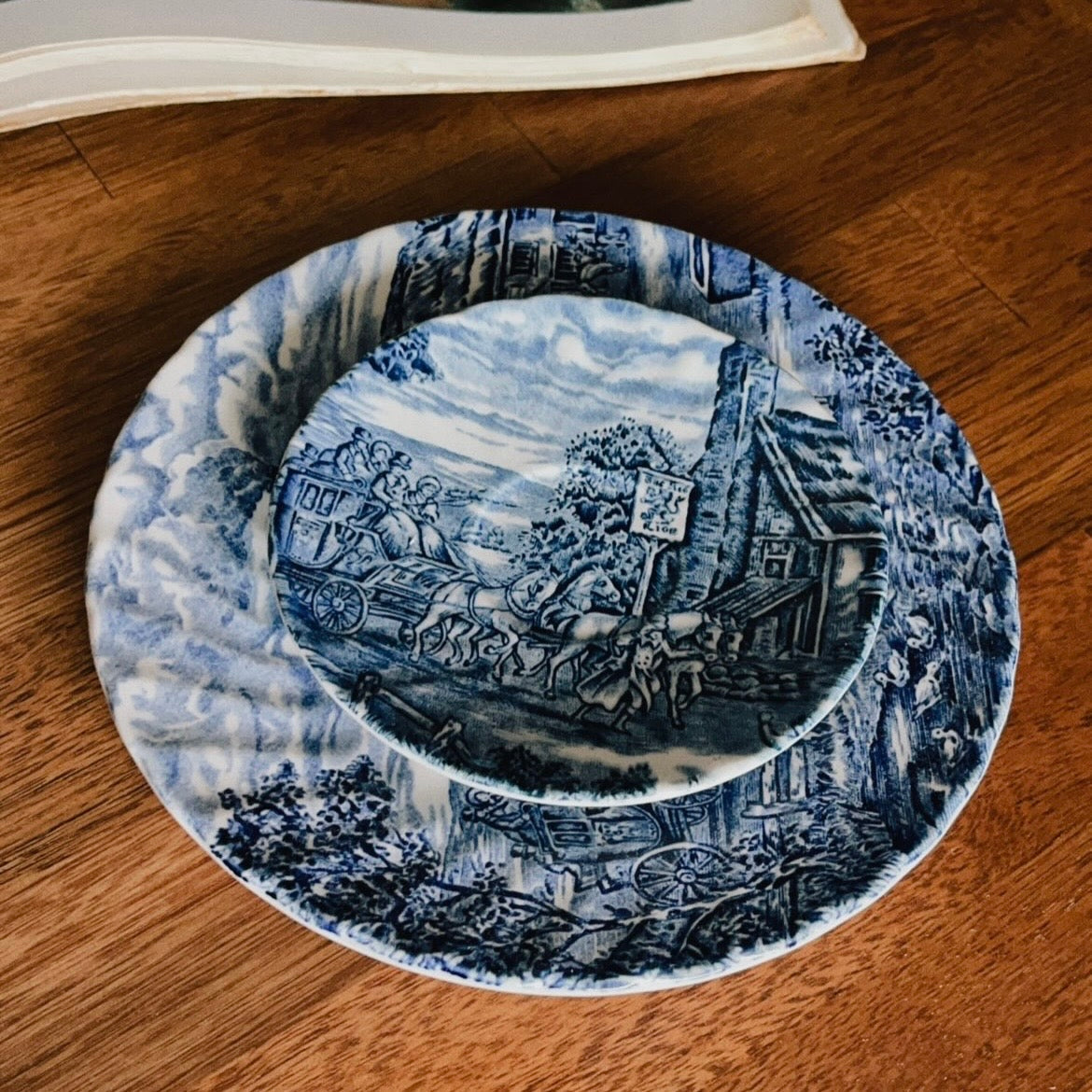 Trio de café faiança inglesa azul com cena campestre I Xícara de café I Prato