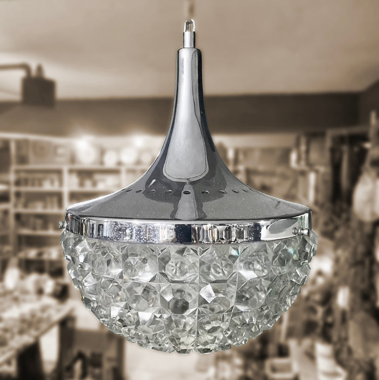 Luminárias pendentes Mid Century em metal cromado e vidro lapidado 