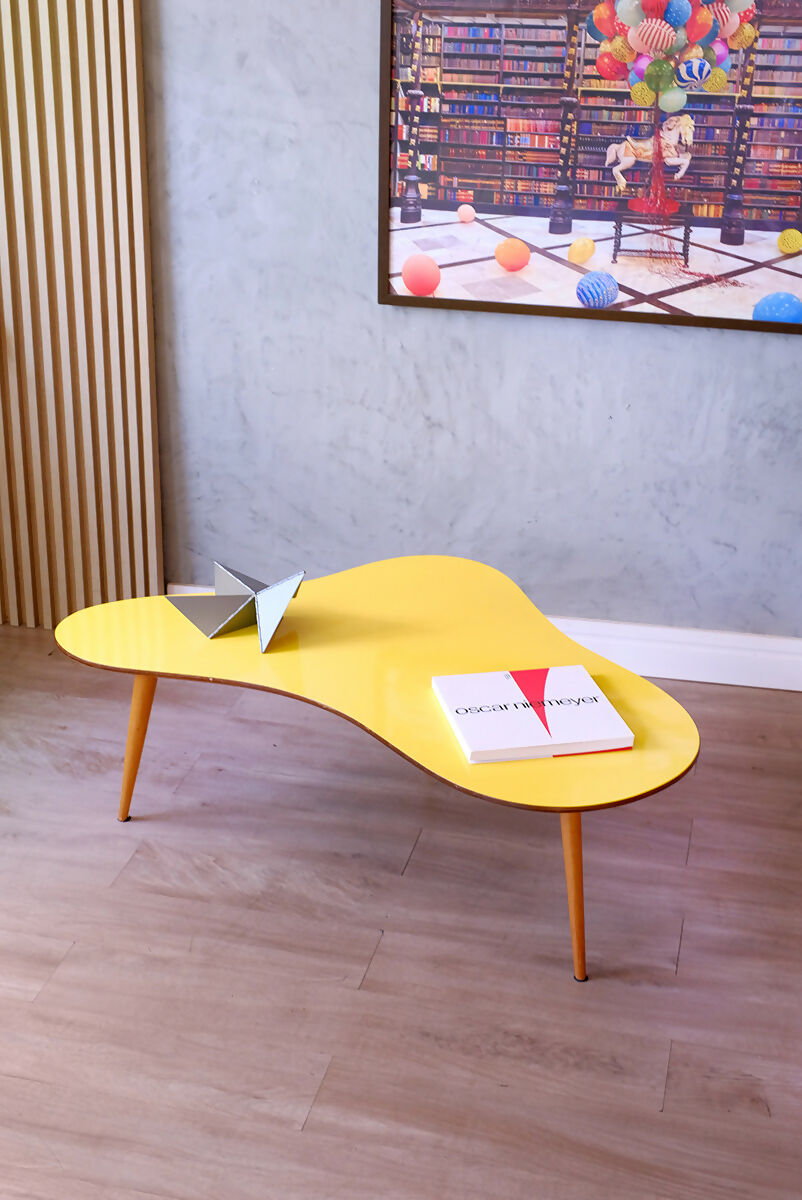 Mesinha de centro contemporânea - design gota pés palito