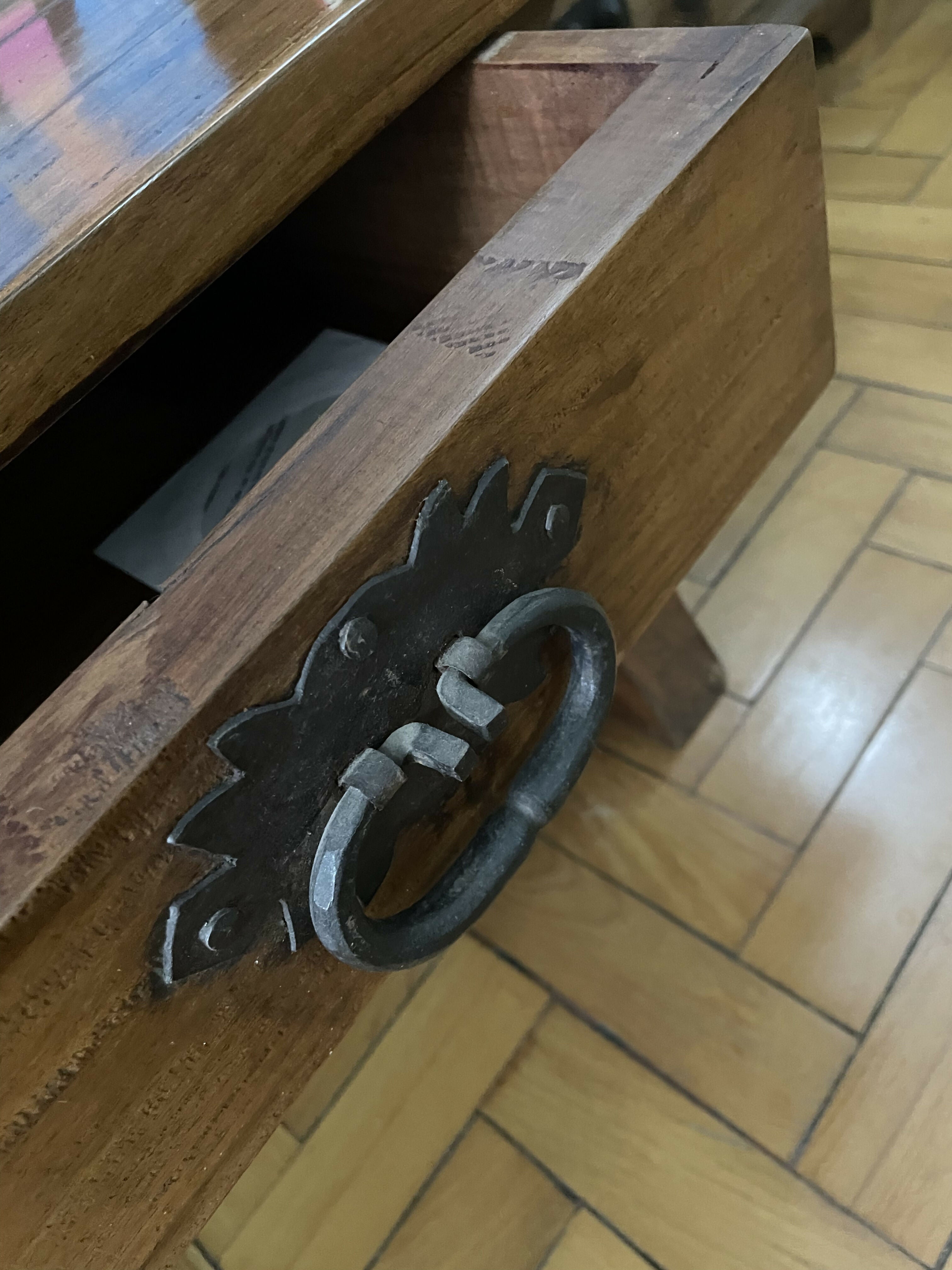 Mesa de centro rústica com duas gavetas