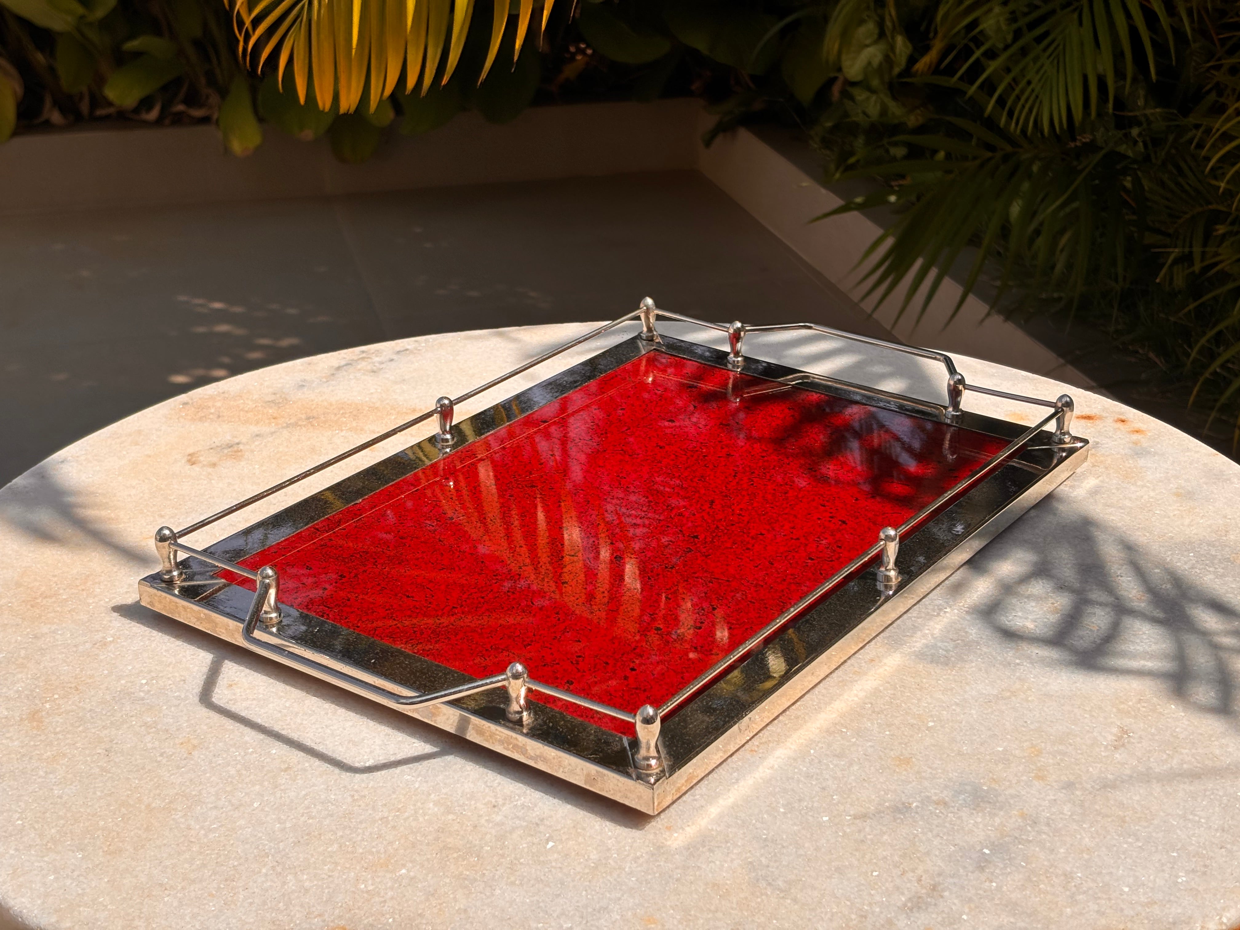 Bandeja Decorativa Retangular Luxo – Vermelha e Prata (Estilo Mid-Century)