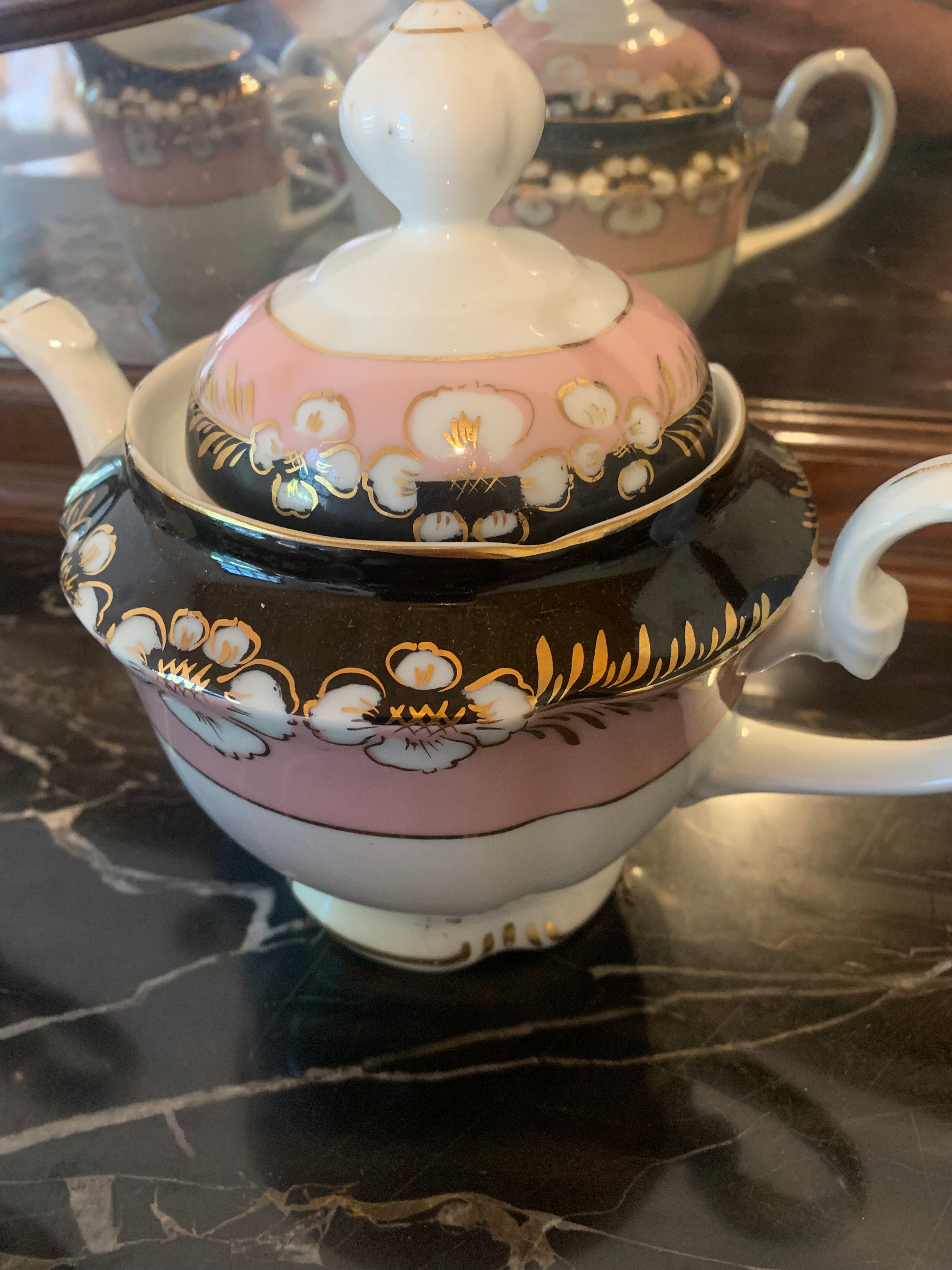 Raro e muito bonito jogo em porcelana Real em rosa, preto e detalhes florais em dourado 