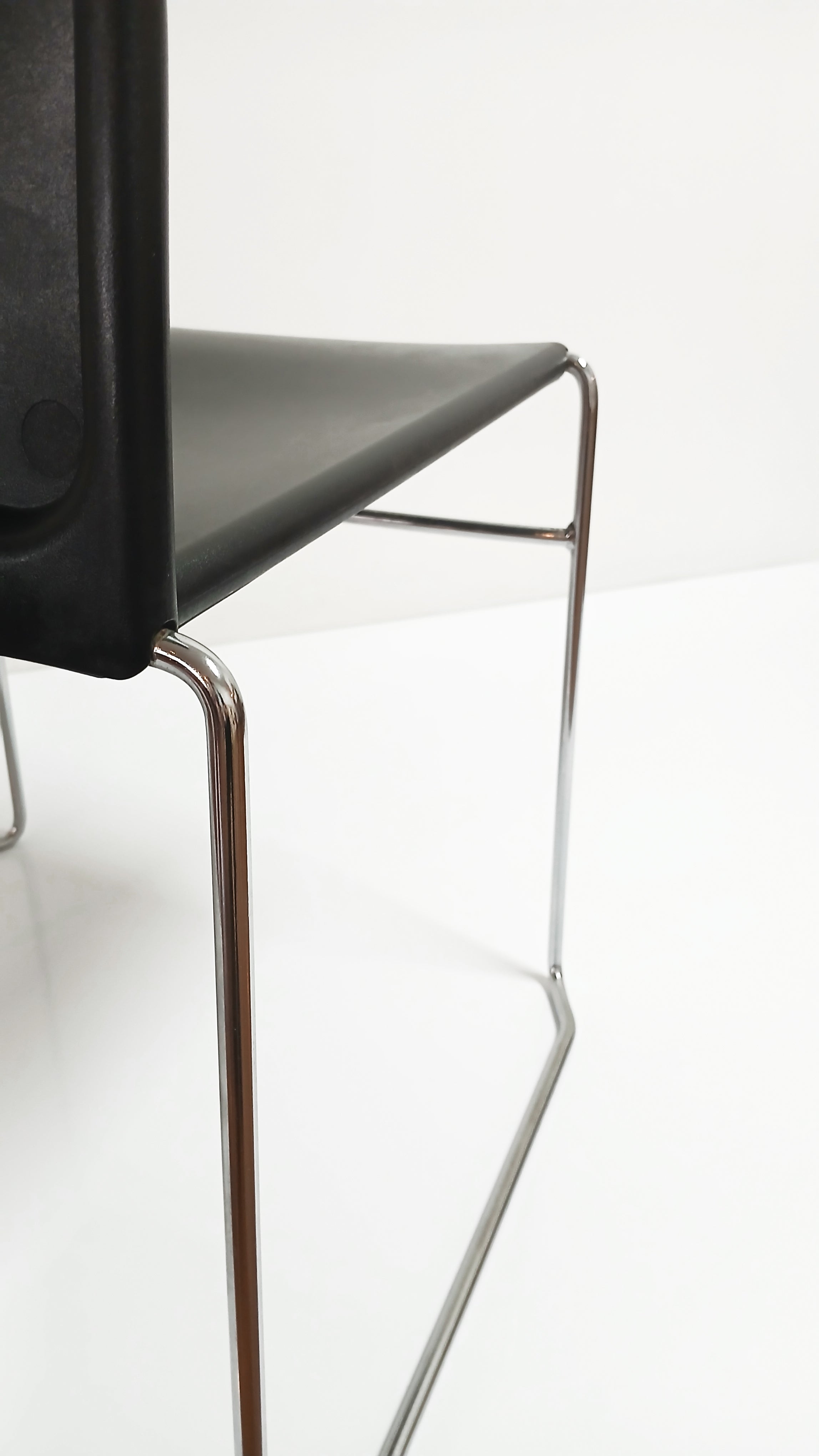 Par de cadeiras Pronta Stacking Chair preta da Herman Miller - Atribuída