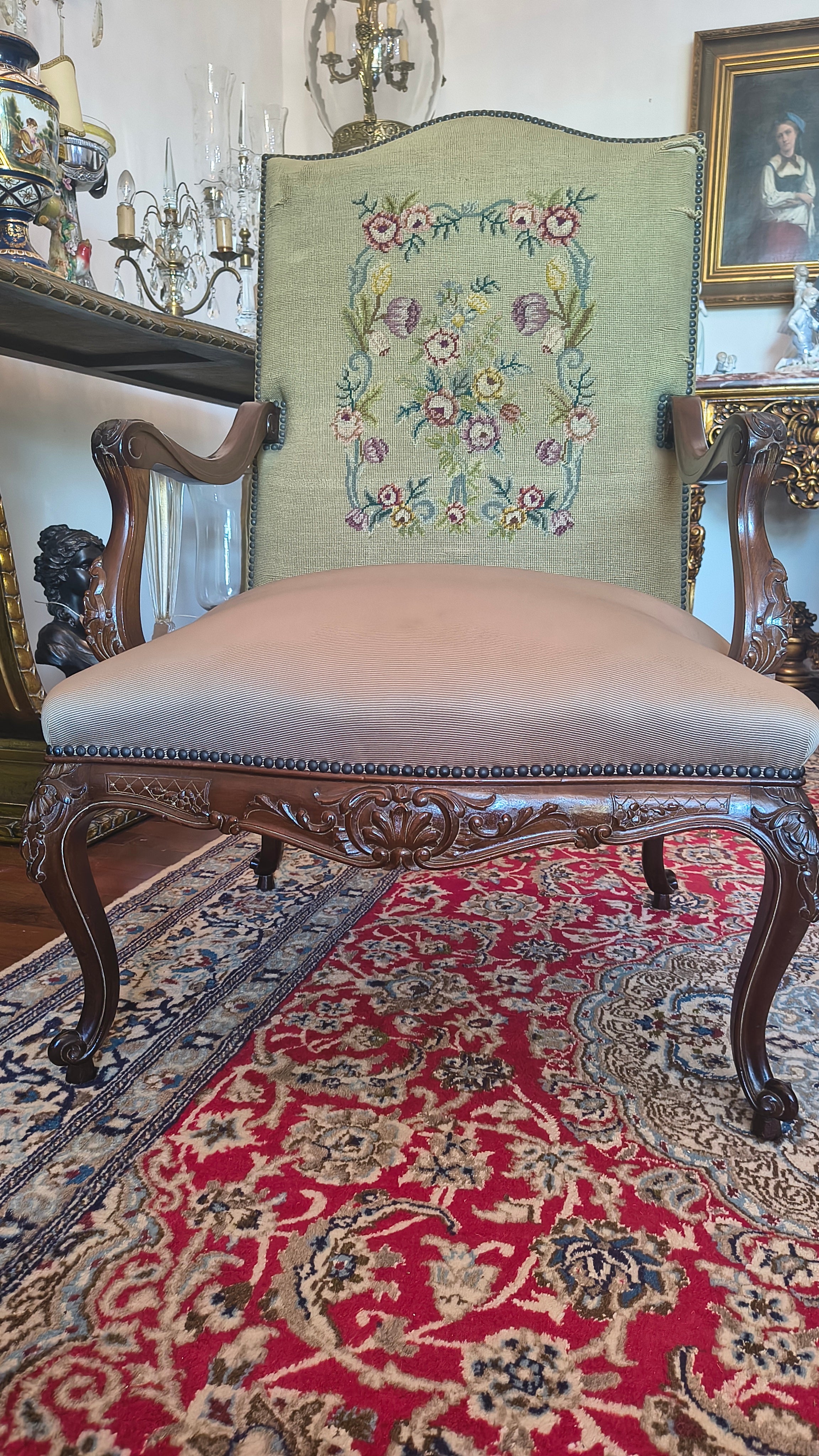 Par de Poltronas Regency em Imbuia entalhada