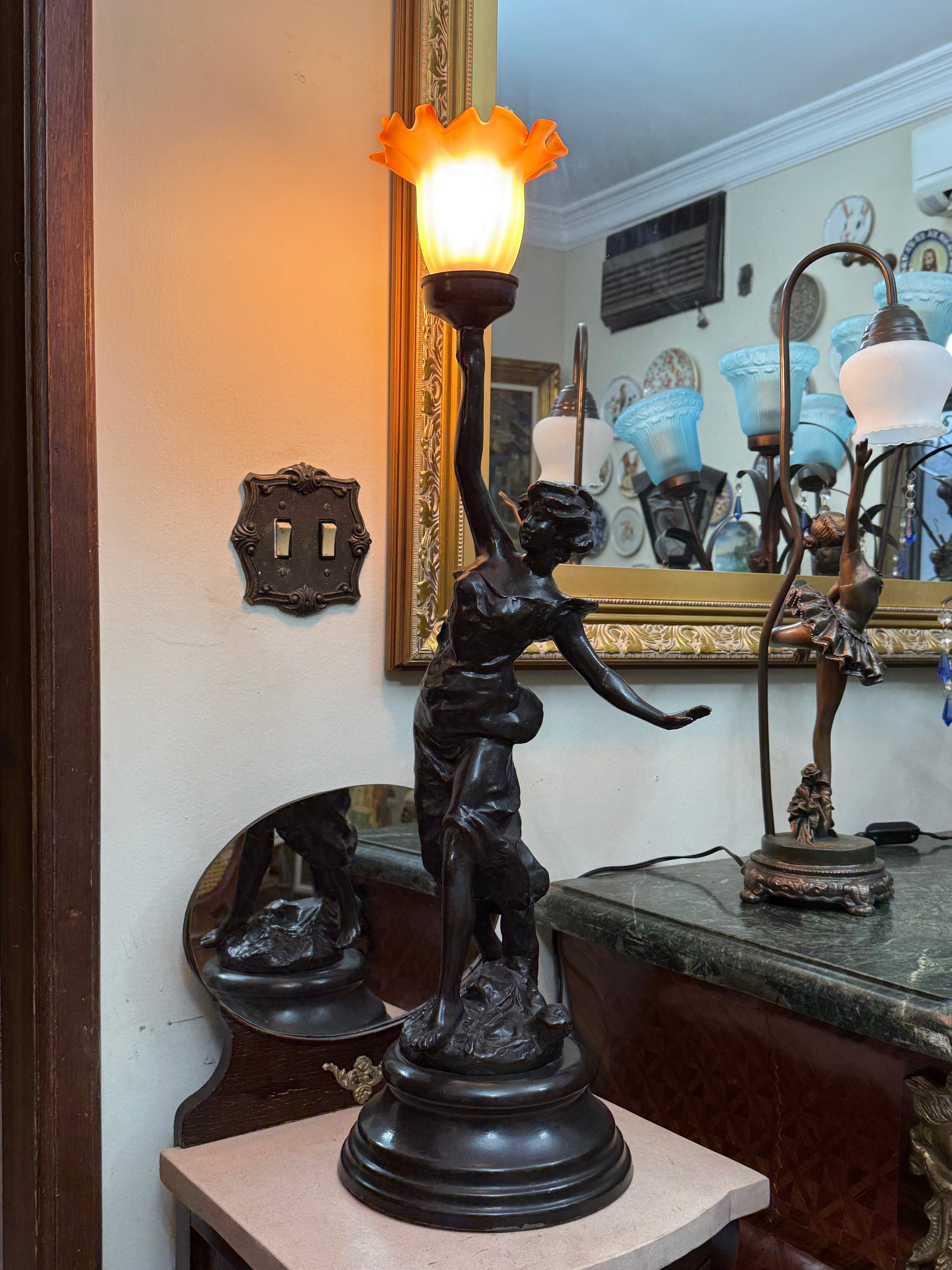 Grande Luminária de mesa em Petit Bronze com figura feminina 