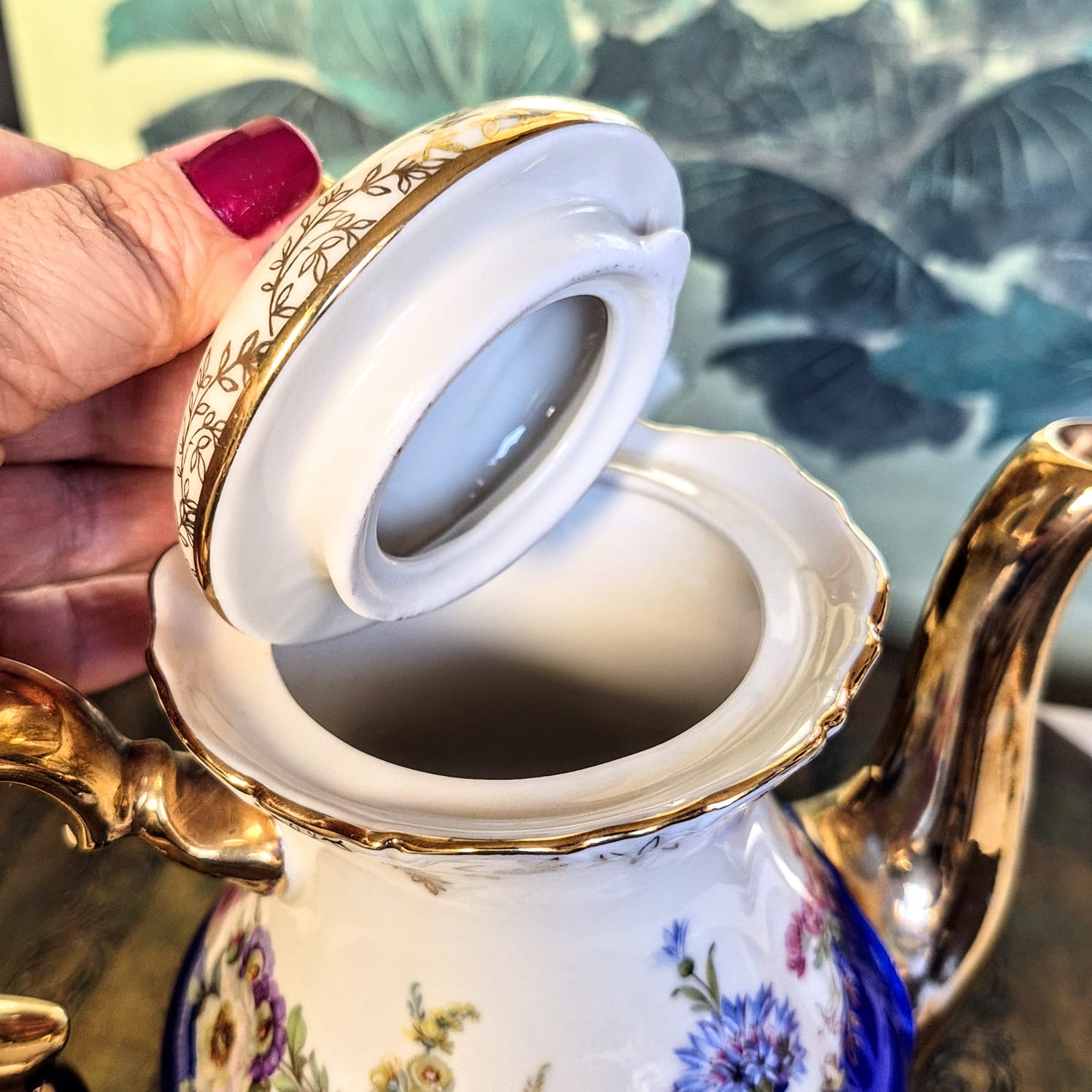 Bule em porcelana alemã da Bavária Franz Neukirchner, da década de 50 em estilo vitoriano,  com lindo floral,  acabamentos em azul cobalto e ouro. Todos feito à mão.
