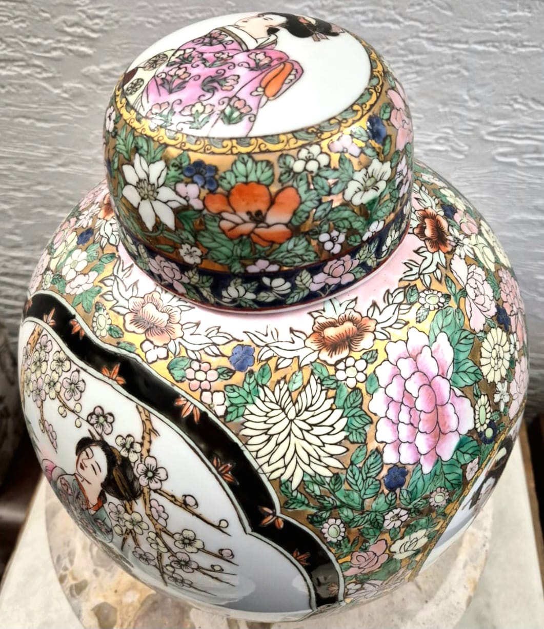 Grande potiche / ginger jar em porcelana, anos 60, Família Rosa Macau, padrão Mille Fleur e gueixas. Lindo, perfeito estado,  um espetáculo!