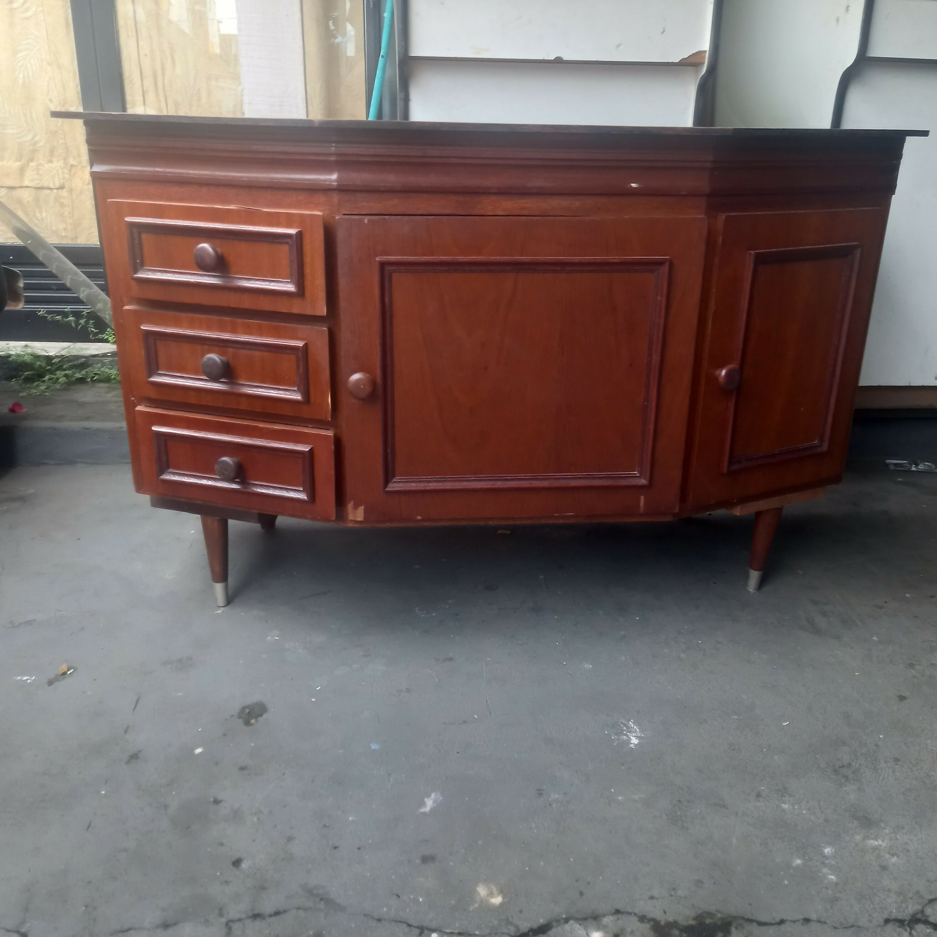 Aparador / Buffet de madeira com 2 portas e 3 gavetas