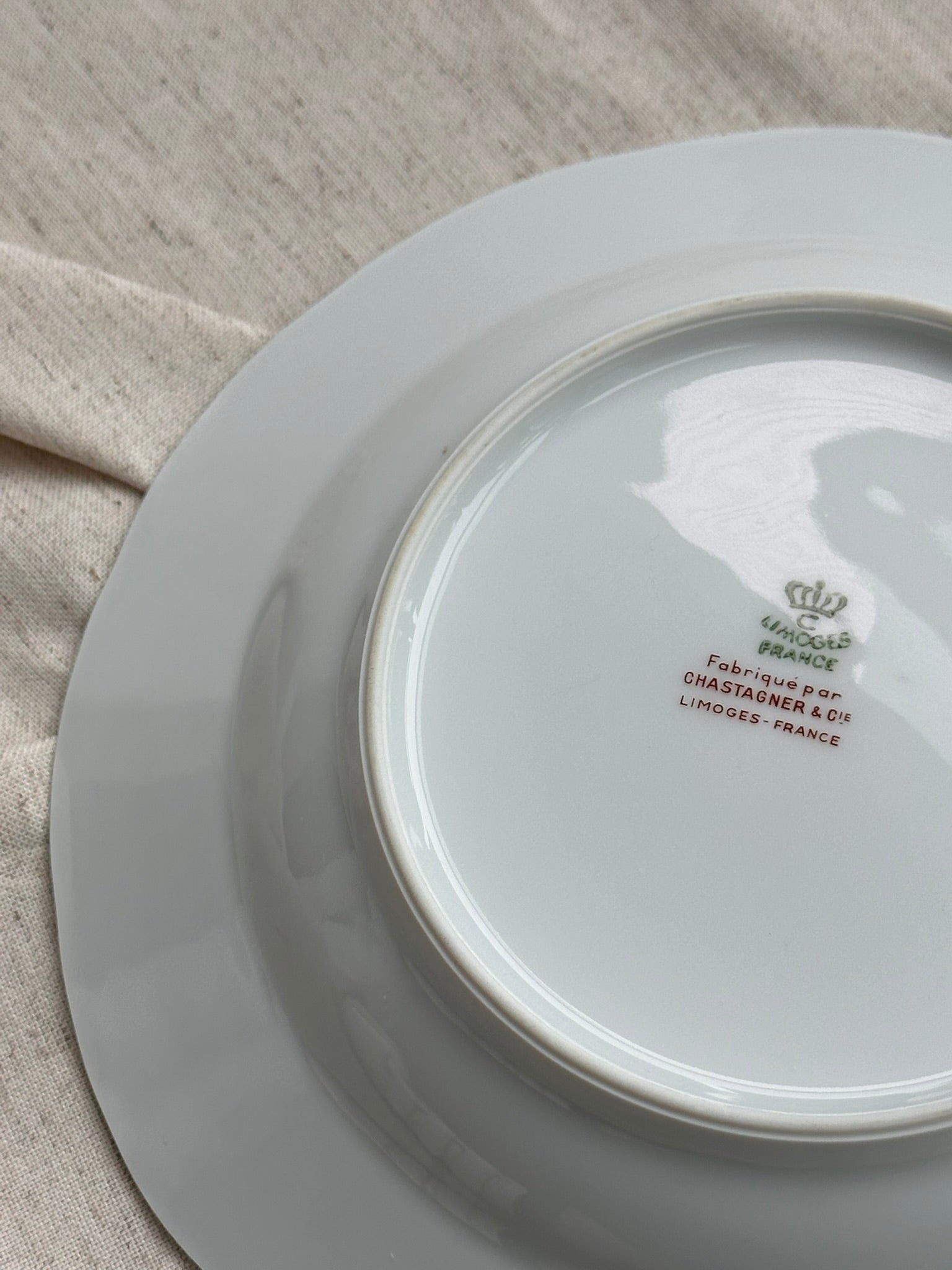 Conjunto de porcelana francesa Limoges Castagner com motivos florais — 6 pratos fundos, sopeira e travessa