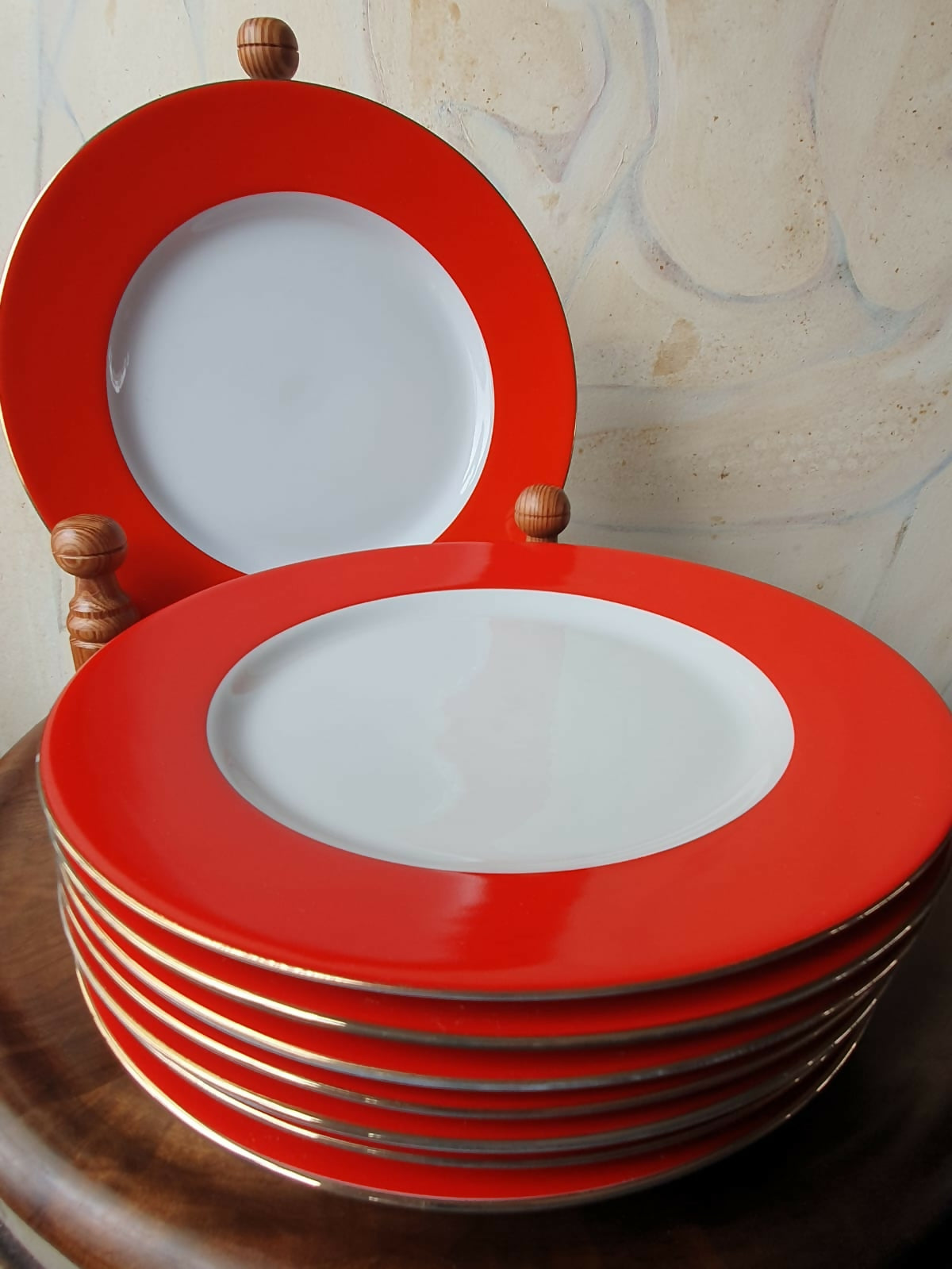 Conjunto de 18 pratos em porcelana Viva (Vista Alegre) com lindo barrado vermelho vivo e filetação a ouro 24k. Impecável!