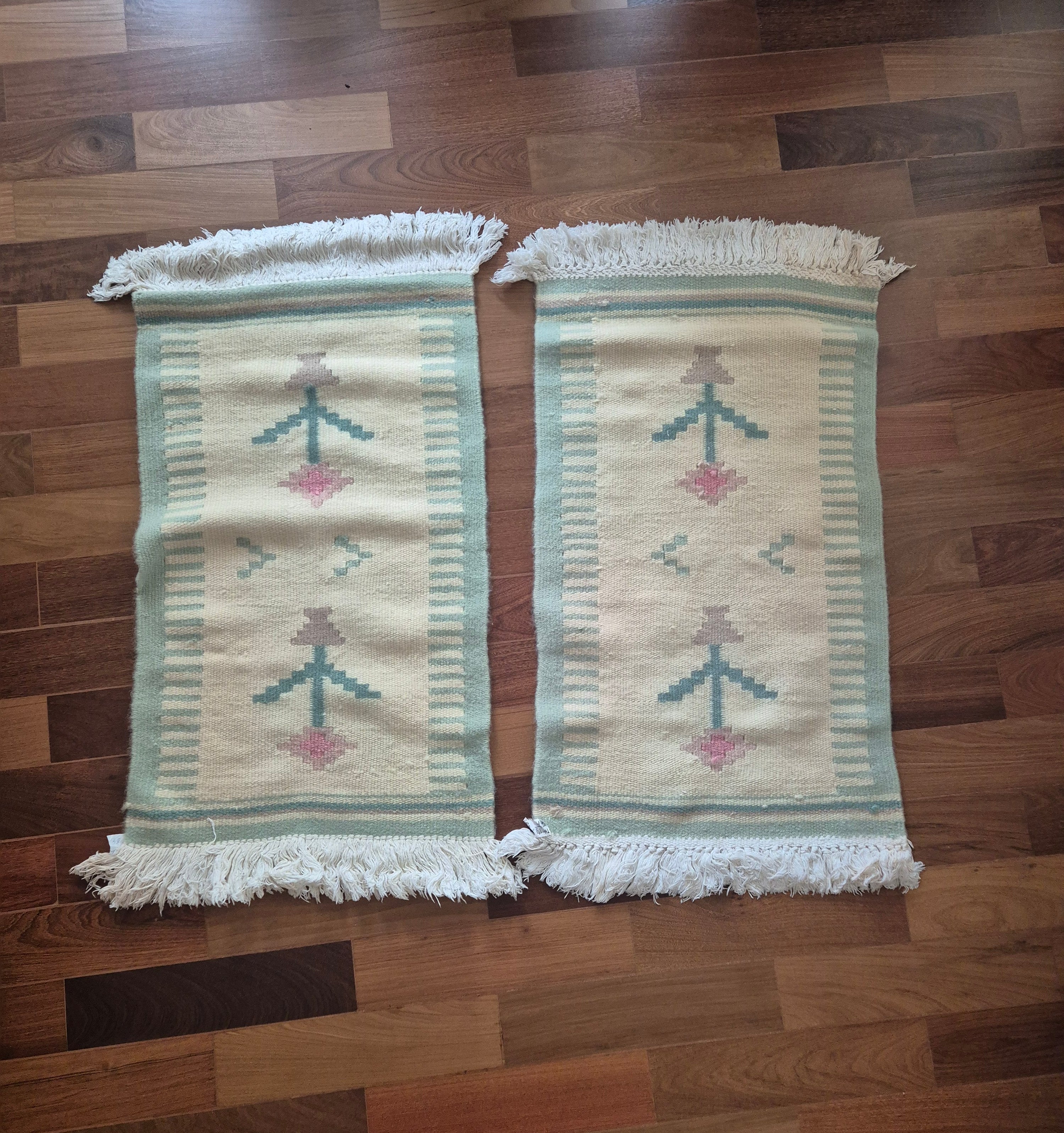Par de tapetes Kilim com motivos florais para beira de cama 