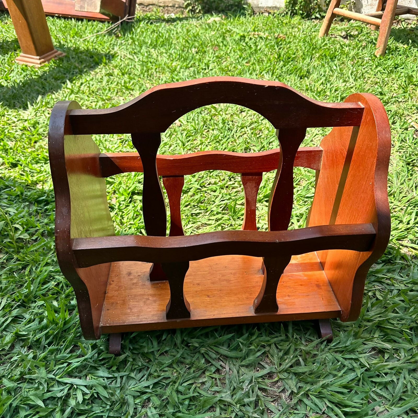 Revisteiro antigo em madeira maciça – peça decorativa e funcional