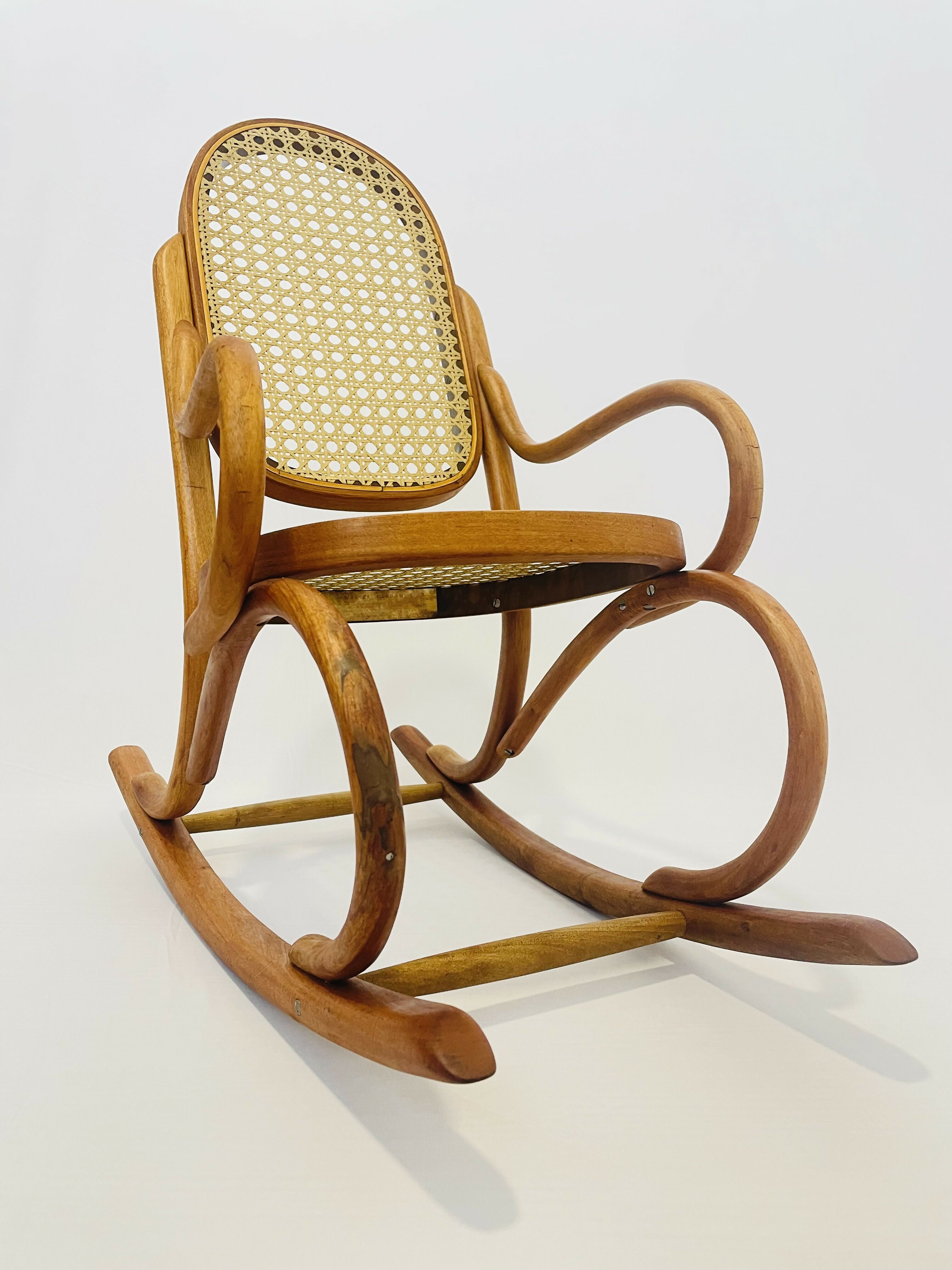 Cadeira de balanço infantil Thonet