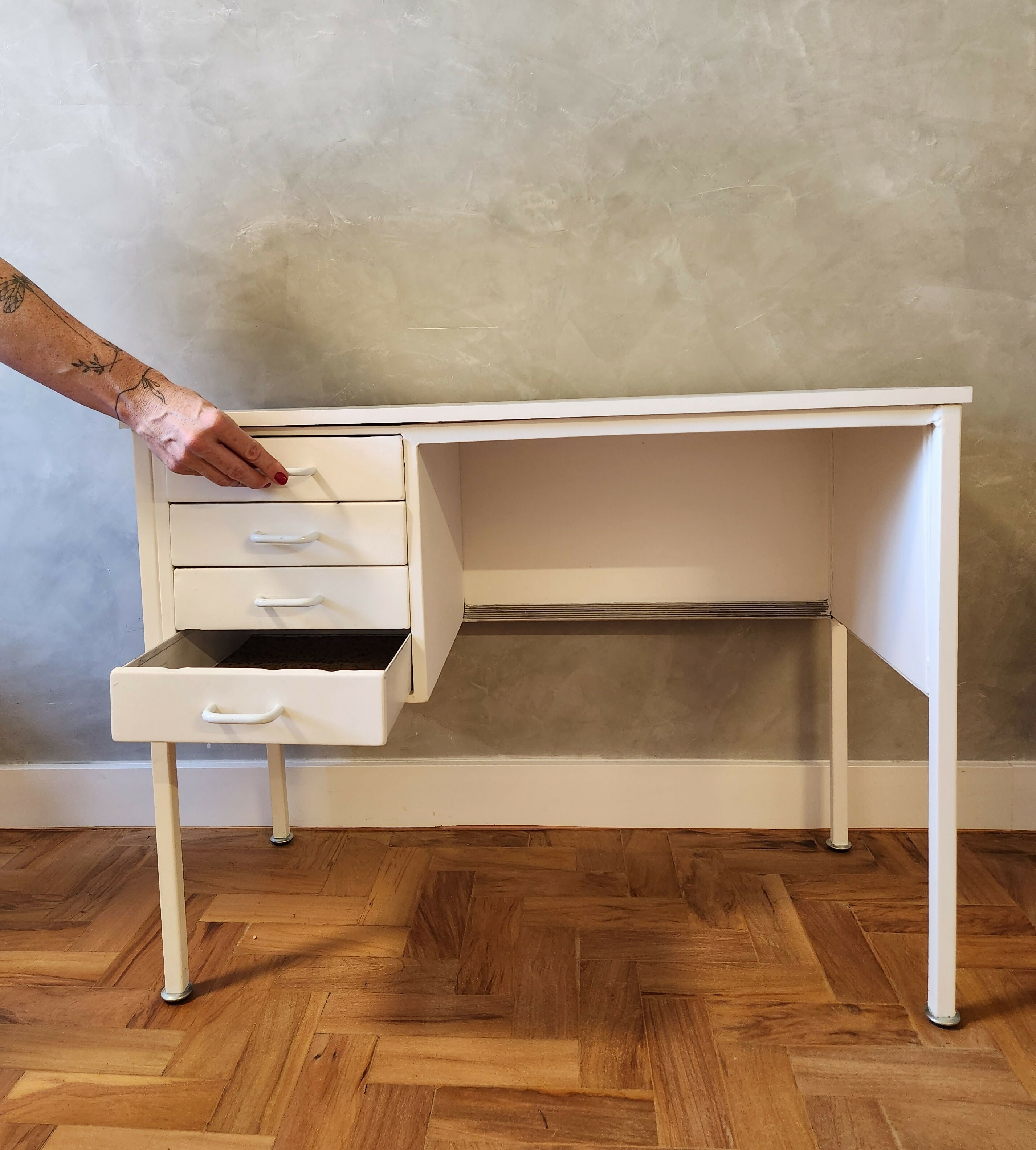 Escrivaninha Antiga em ferro com pintura branca