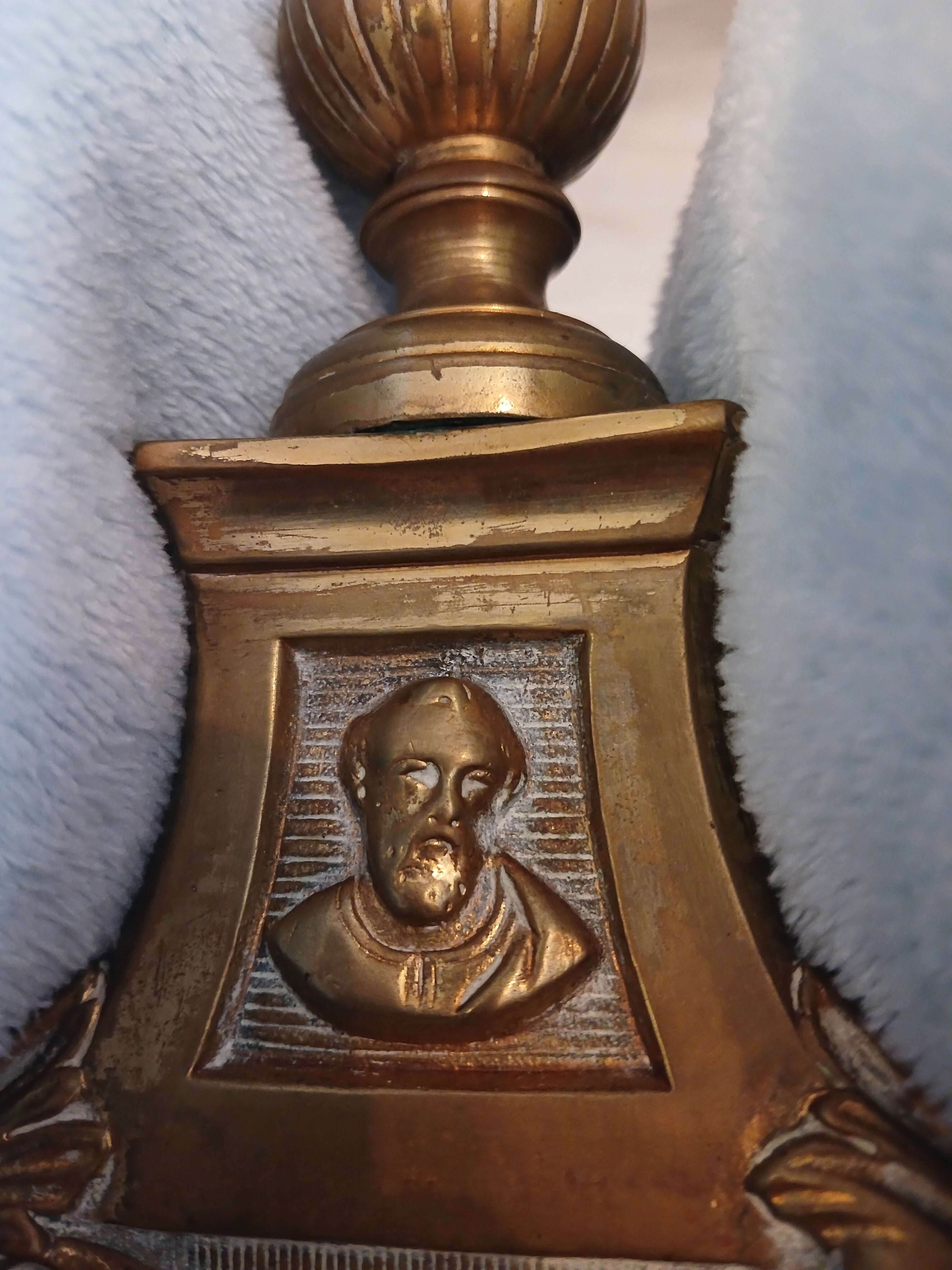 Castiçal antigo em metal estilo neoclássico