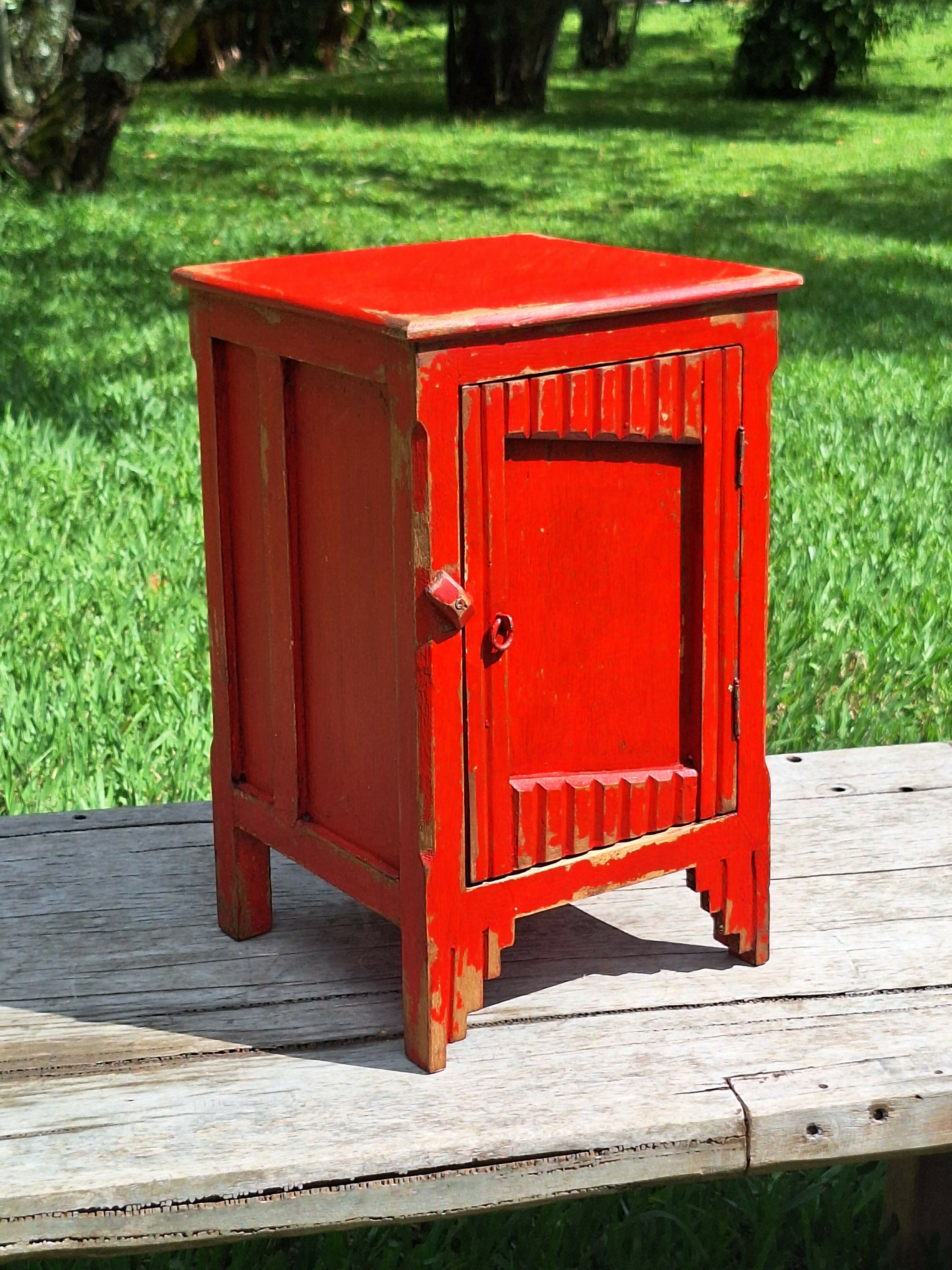 Mesinha de Cabeceira / Armarinho Tinta Gasta Vermelha Madeira Maciça Garimpo Mineiro