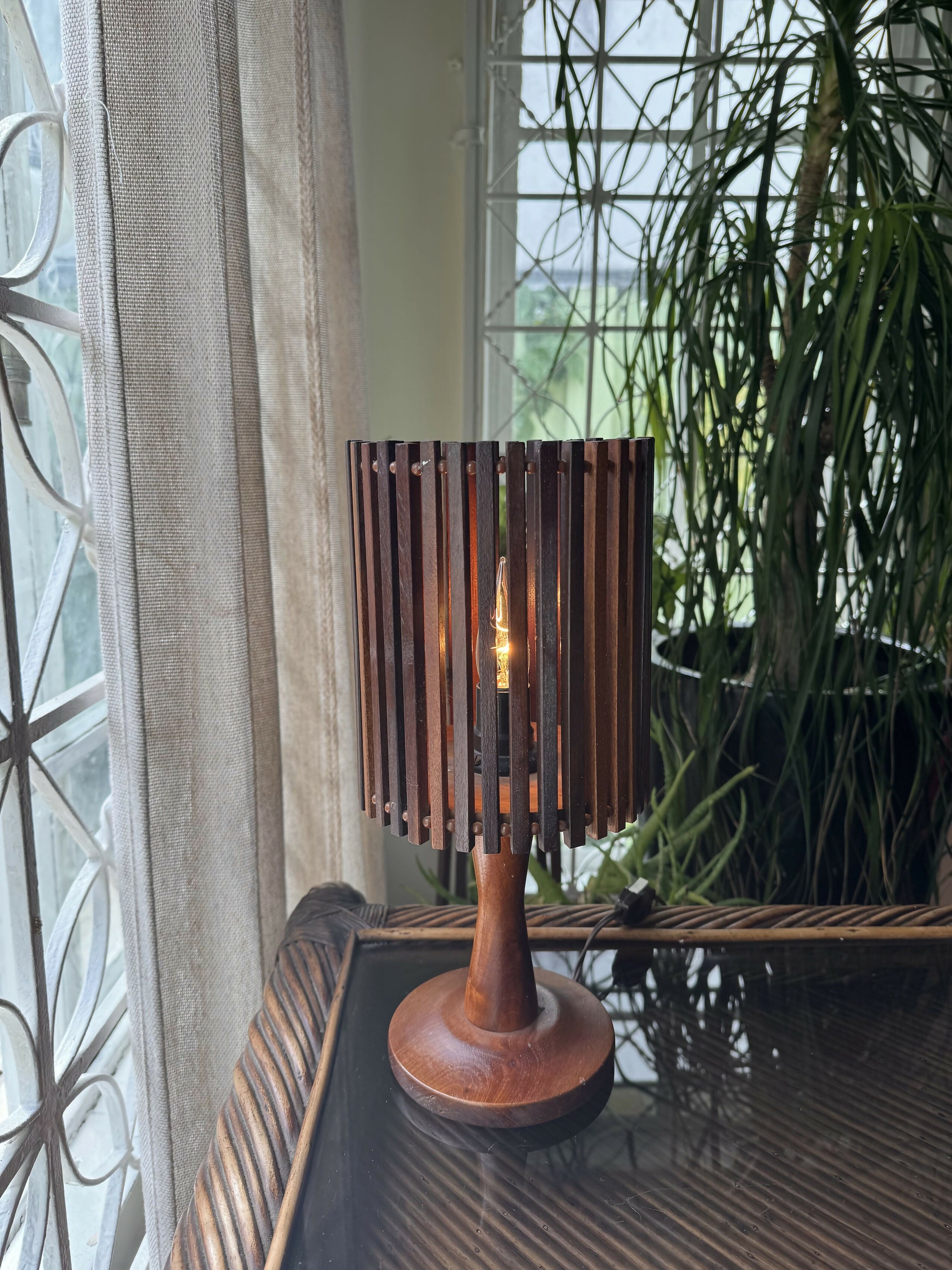 Luminária Abajur Ripas de Madeira