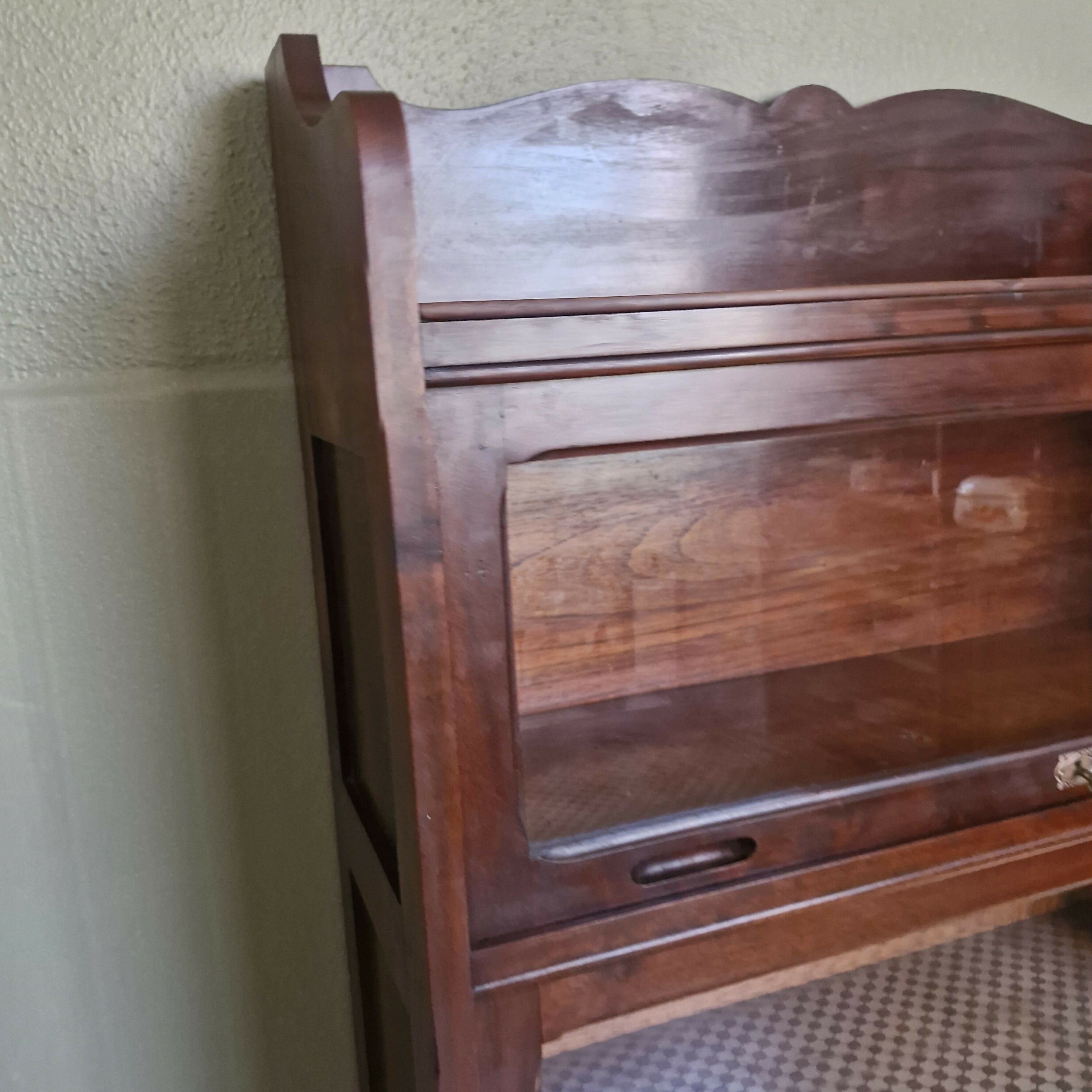 Livreiro Portas Basculantes.